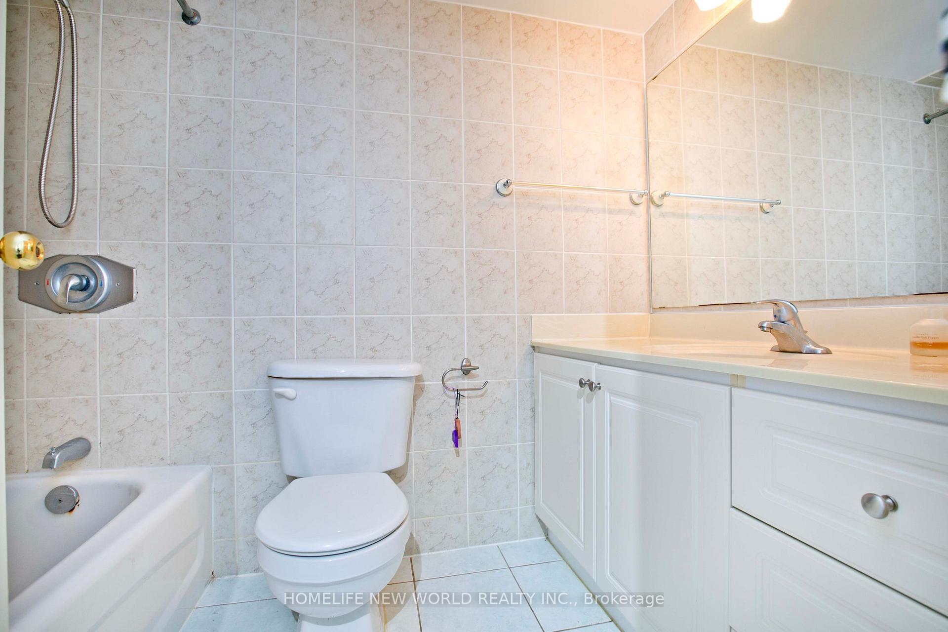 3 Bedrooms Condo at 100 Echo, Toronto For sale
