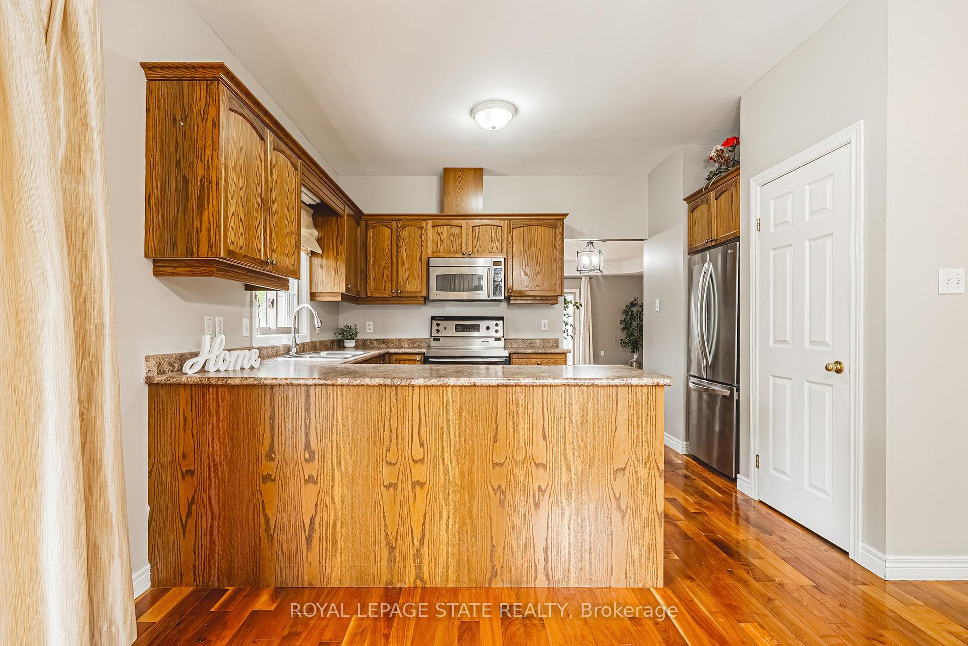 2 Bedrooms Condo at 130 Southbrook, Hamilton For sale