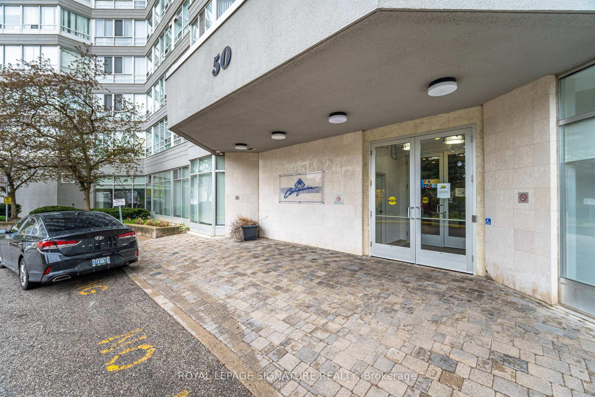 3 Bedrooms Condo at 50 Kingsbridge Garden, Mississauga For sale