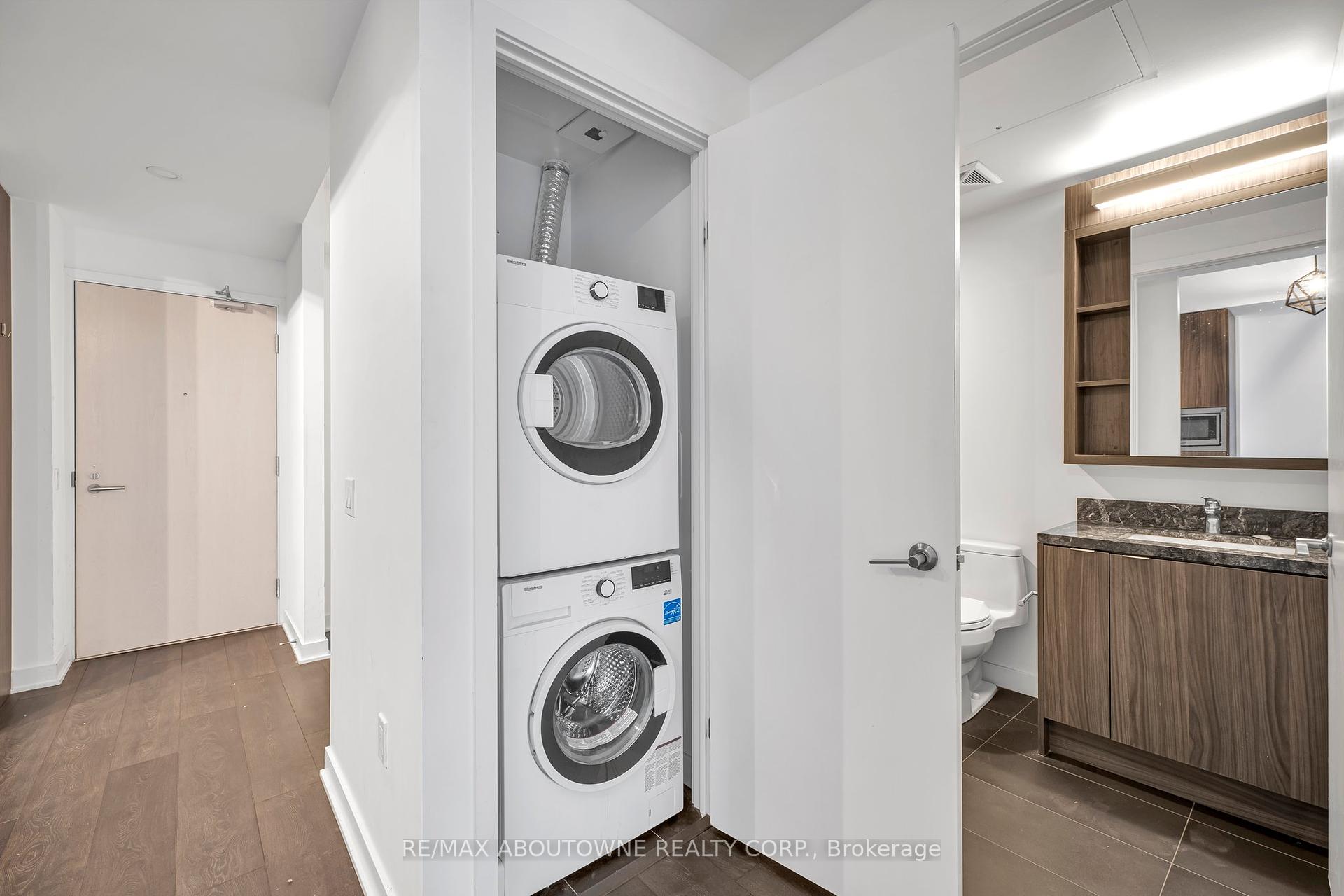 2 Bedrooms Condo at 115 Blue Jays, Toronto For sale