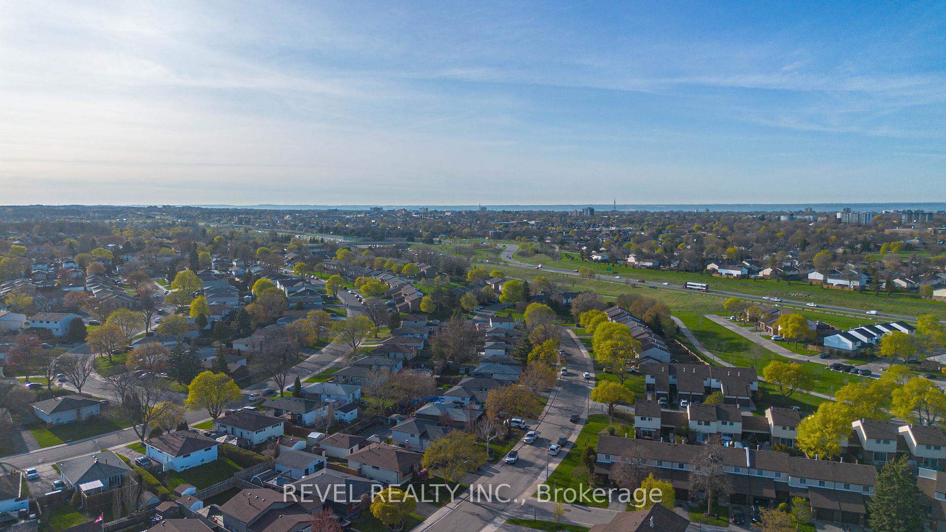 3 Bedrooms Condo at 25 Redbury,  Hamilton For sale
