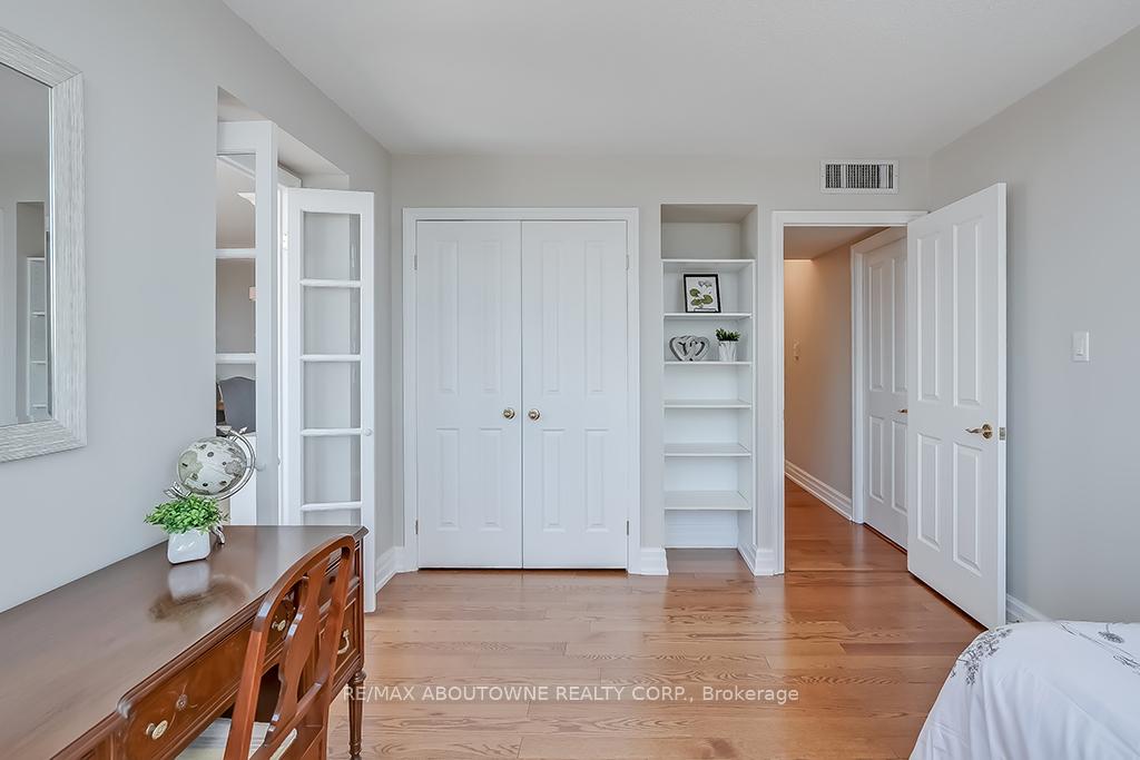 2 Bedrooms Condo at 1230 Marlborough,  Oakville For sale
