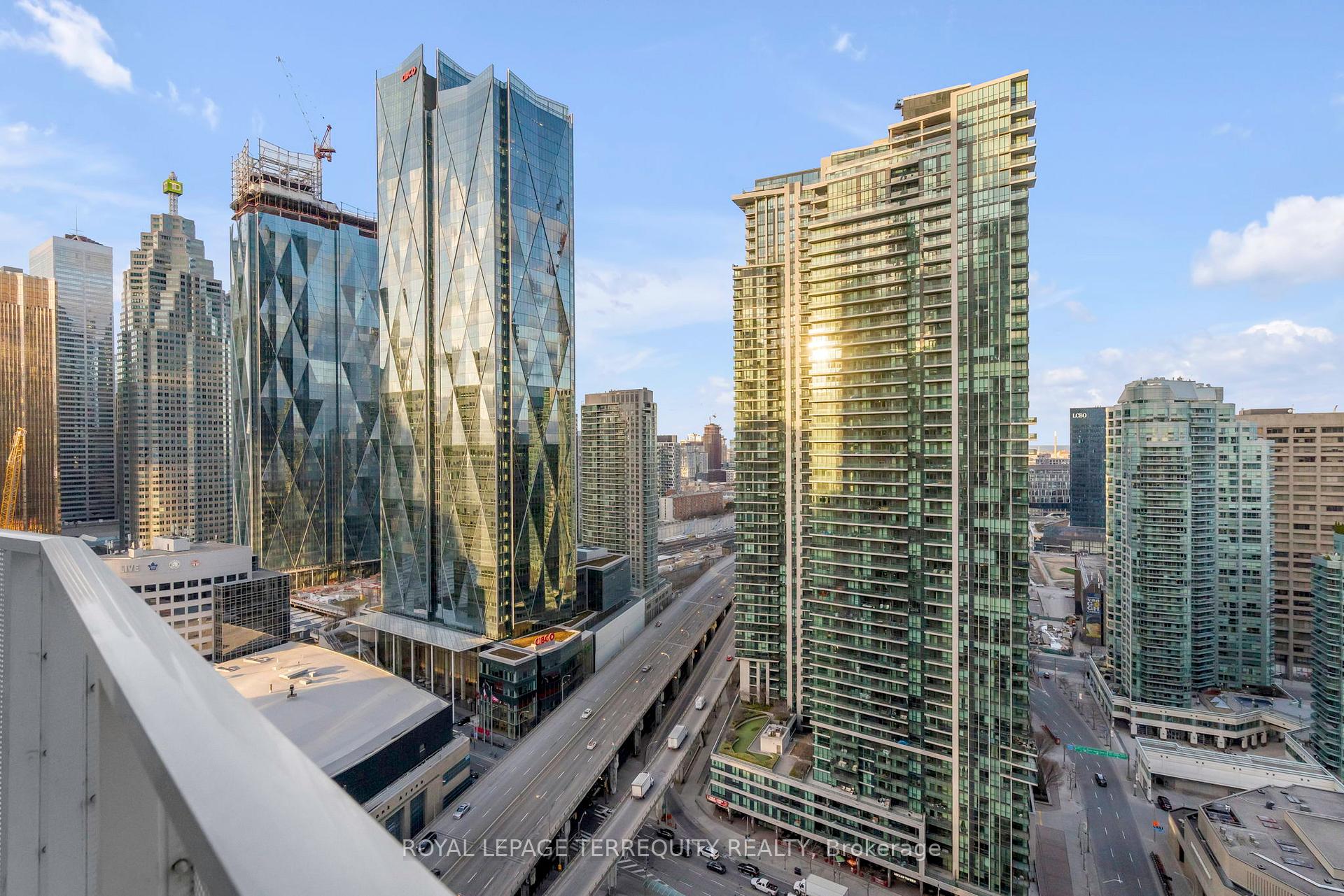 1 Bedroom Condo at 88 Harbour, Toronto For sale