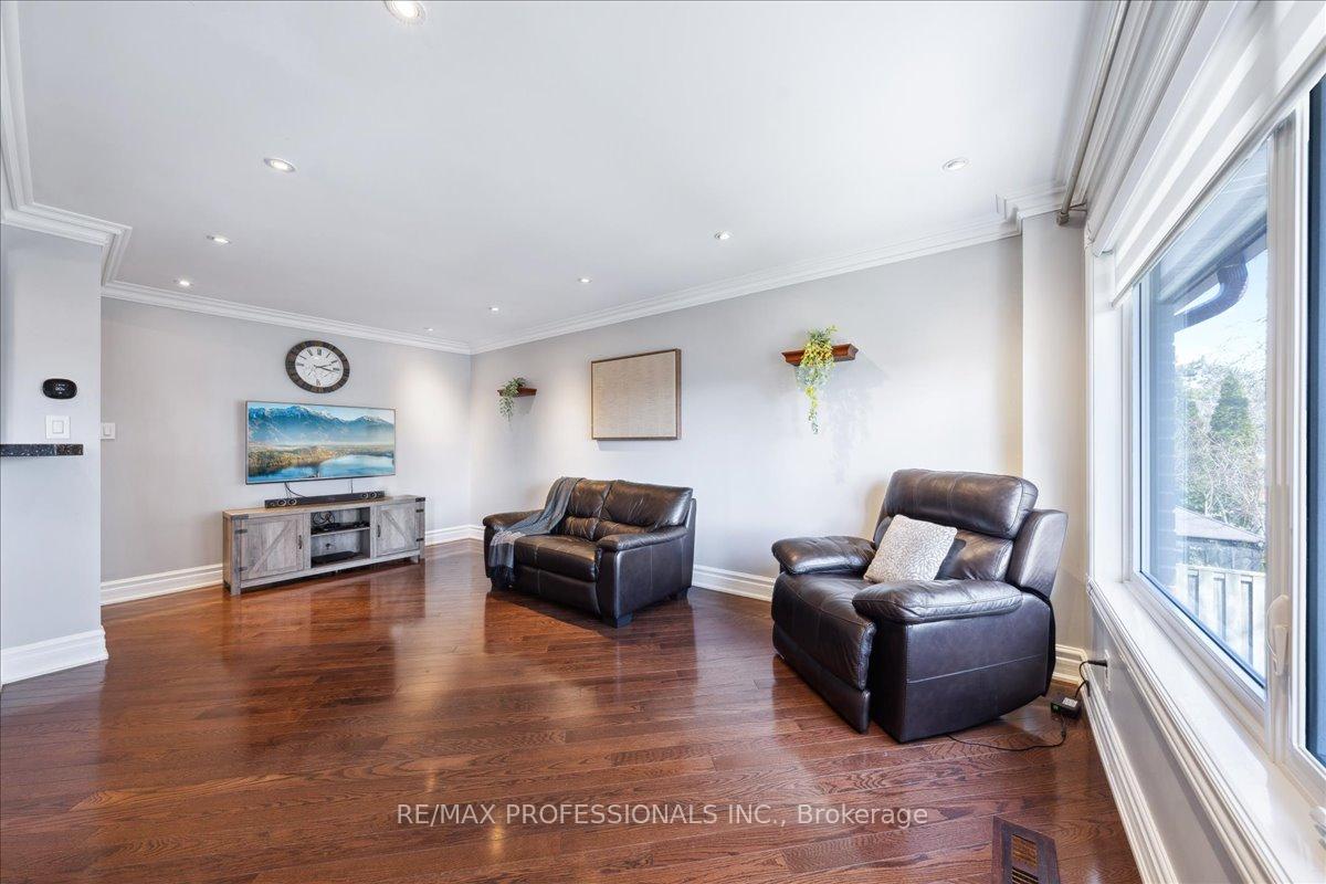 3 Bedrooms Condo at 600 Silver Creek,  Mississauga For sale