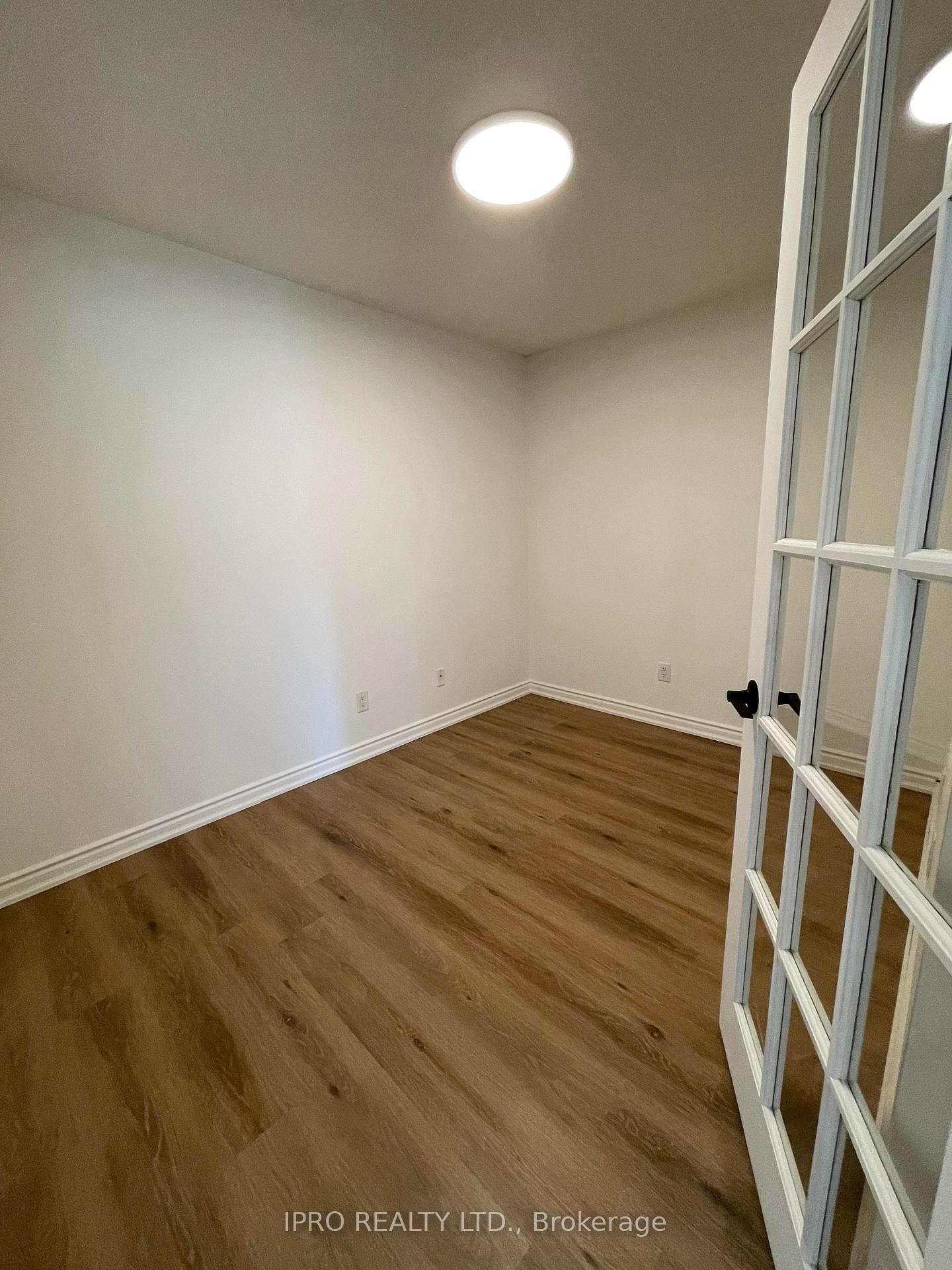 3 Bedrooms Condo at 25 Kingsbridge, Mississauga For sale