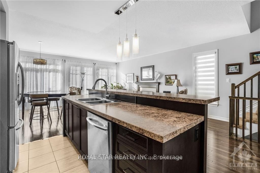 715 Hazelnut Crescent, BlossomParkAirportandArea, ON K1T 0K1