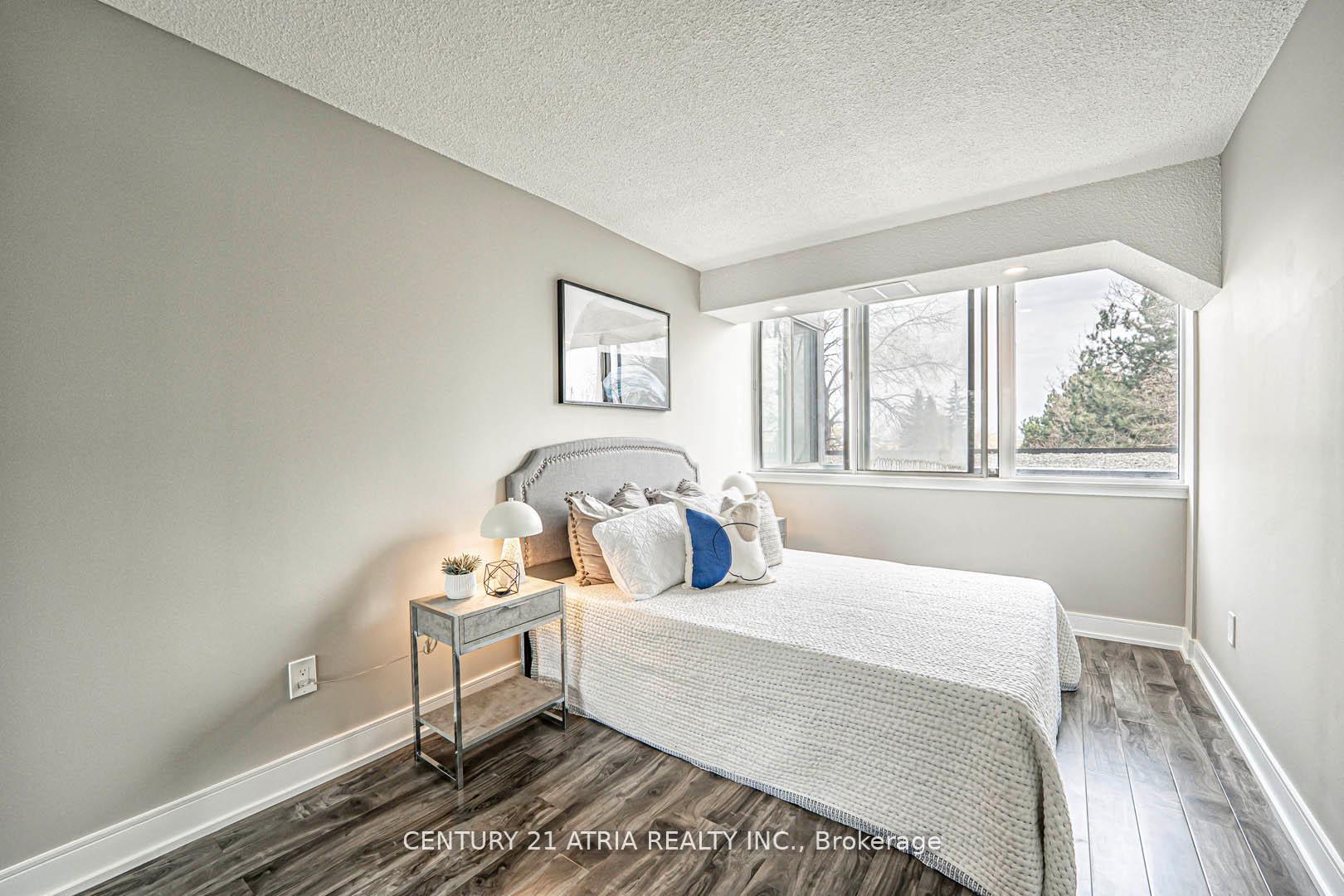 2 Bedrooms Condo at 350 Webb, Mississauga For sale