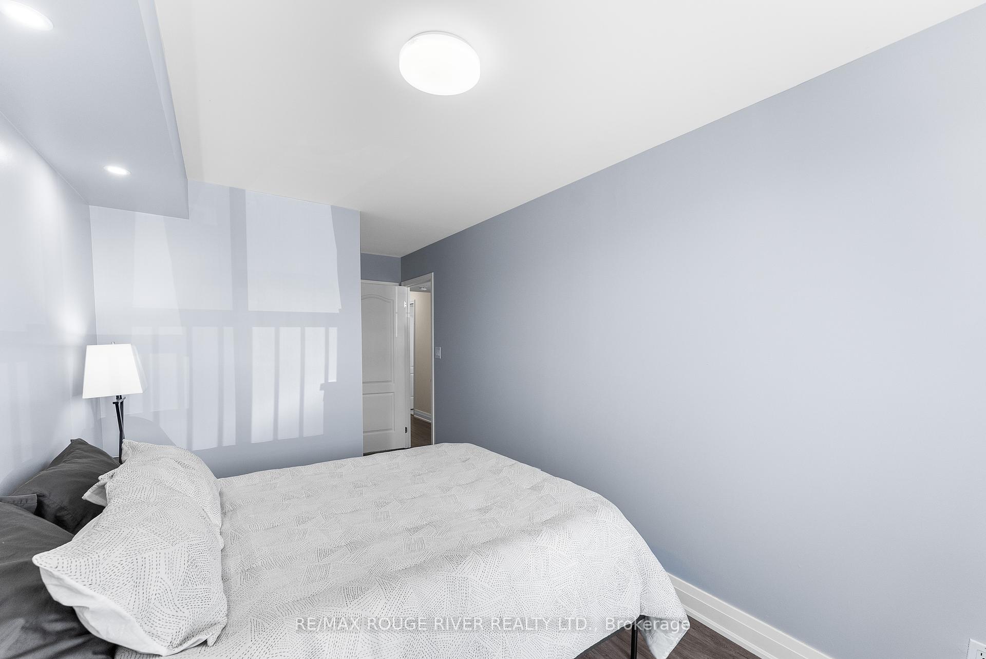 3 Bedrooms Condo at 25 Strangford, Toronto For sale
