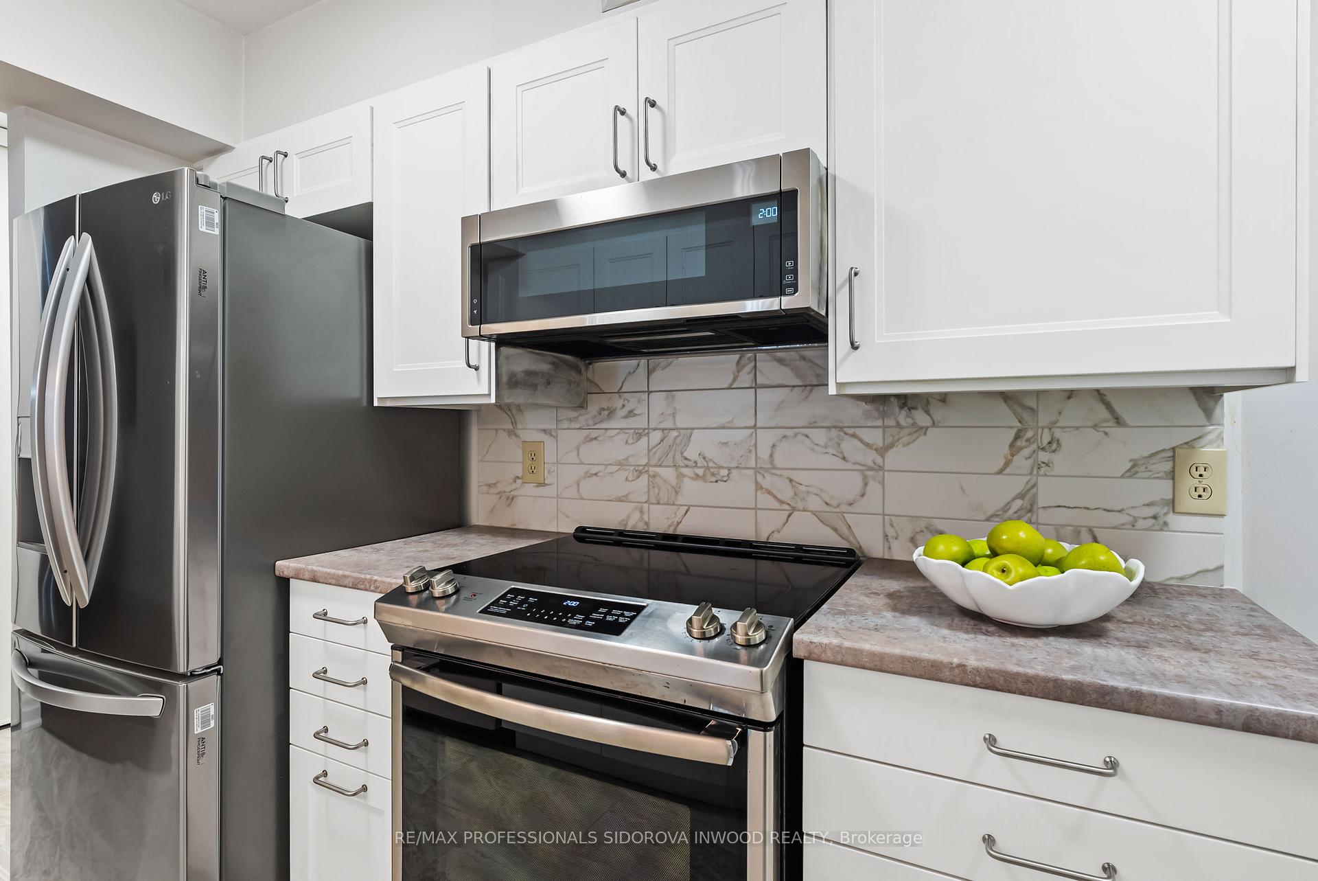 3 Bedrooms Condo at 20 Southport, Toronto For sale