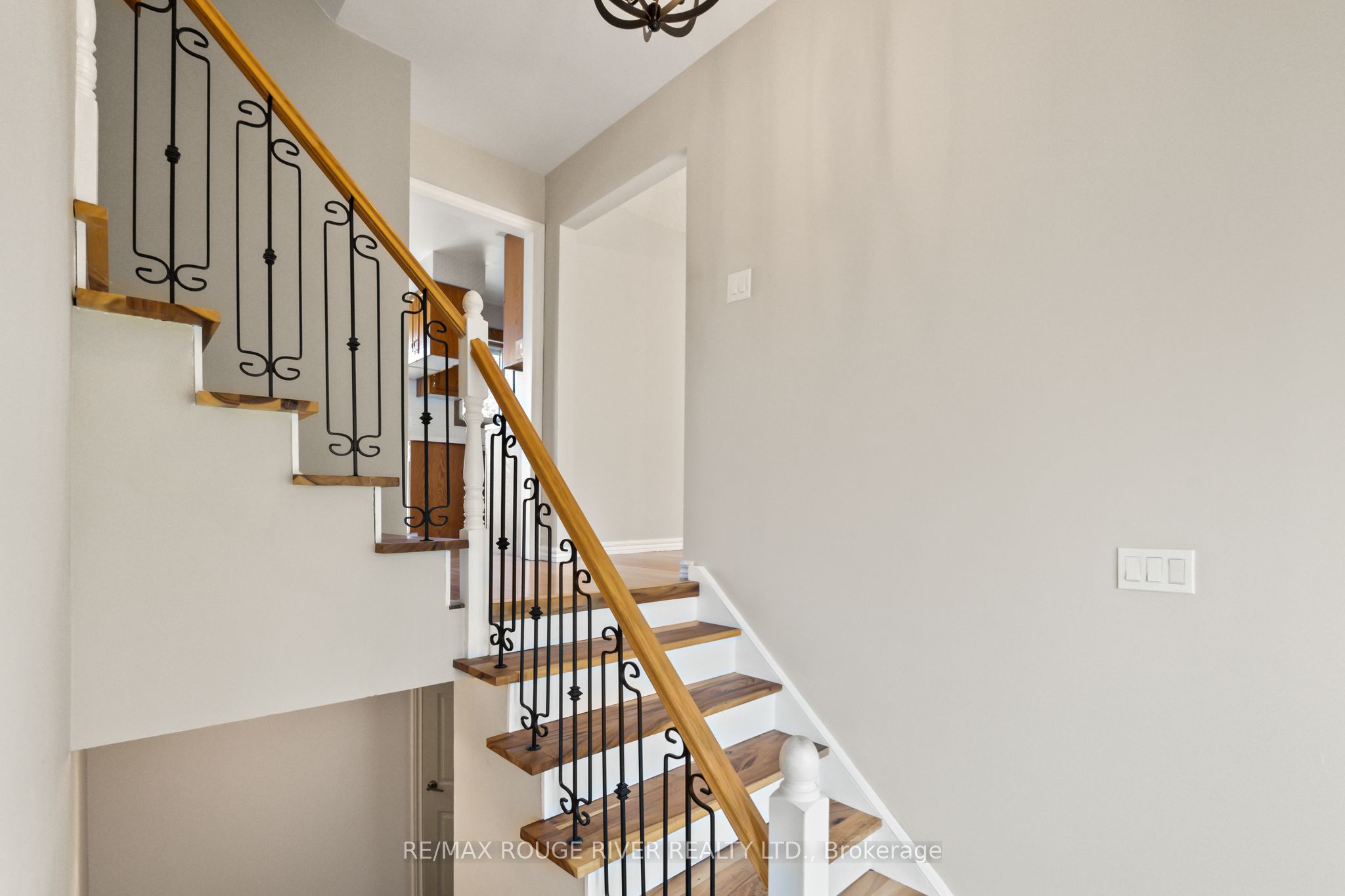 1 Applewood Crescent