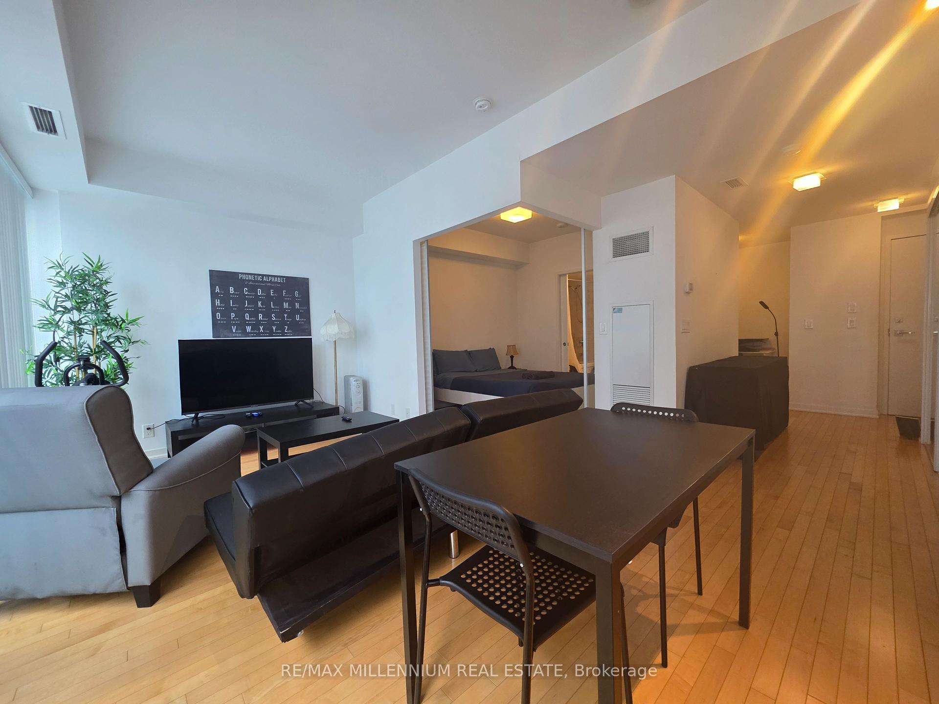 2 Bedrooms Condo at 14 York, Toronto For sale