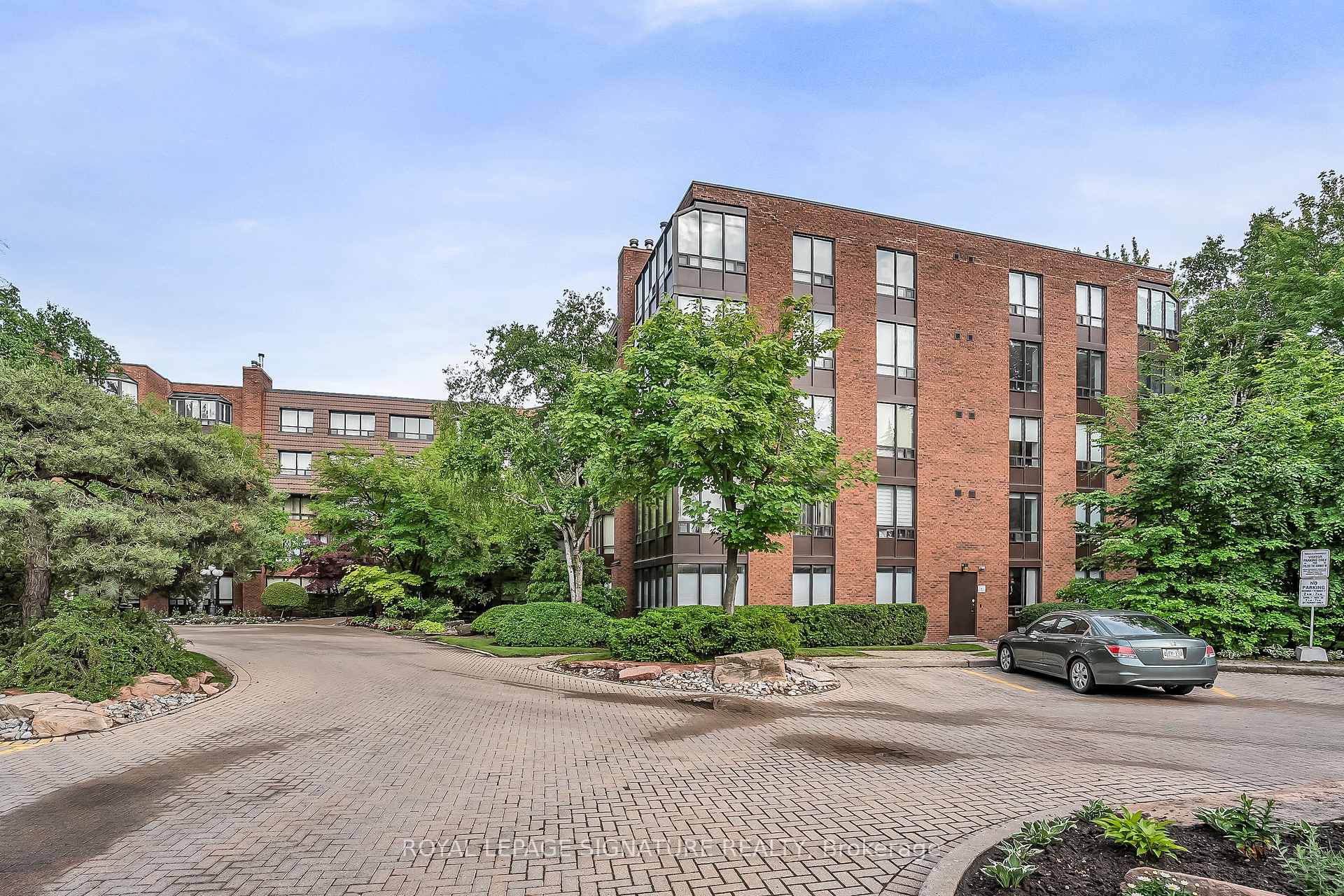 2 Bedrooms Condo at 245 The Donway, Toronto For sale