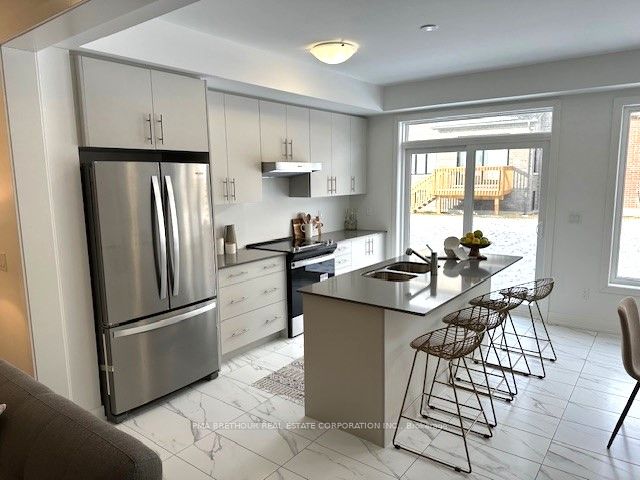 10 Deer Ridge Crescent, Whitby, ON L1P 0P3