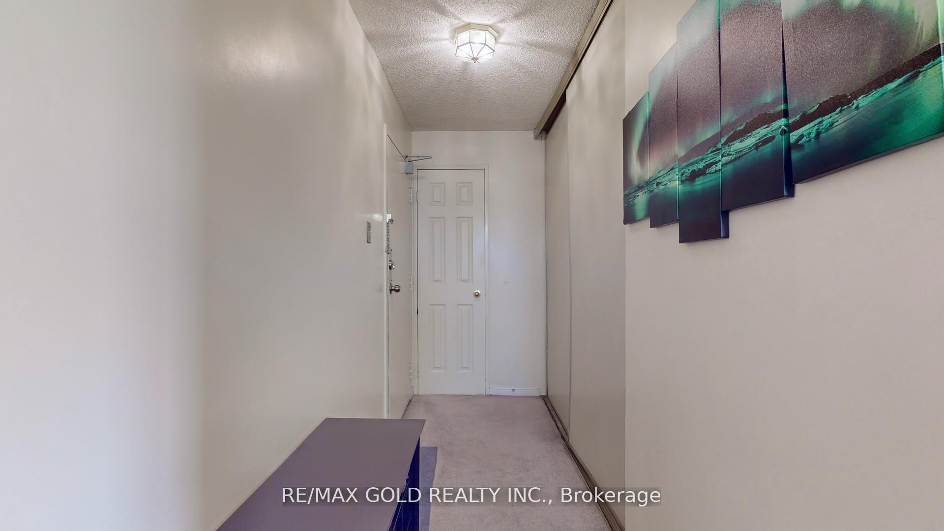 2 Bedrooms Condo at 99 Blackwell, Toronto For sale