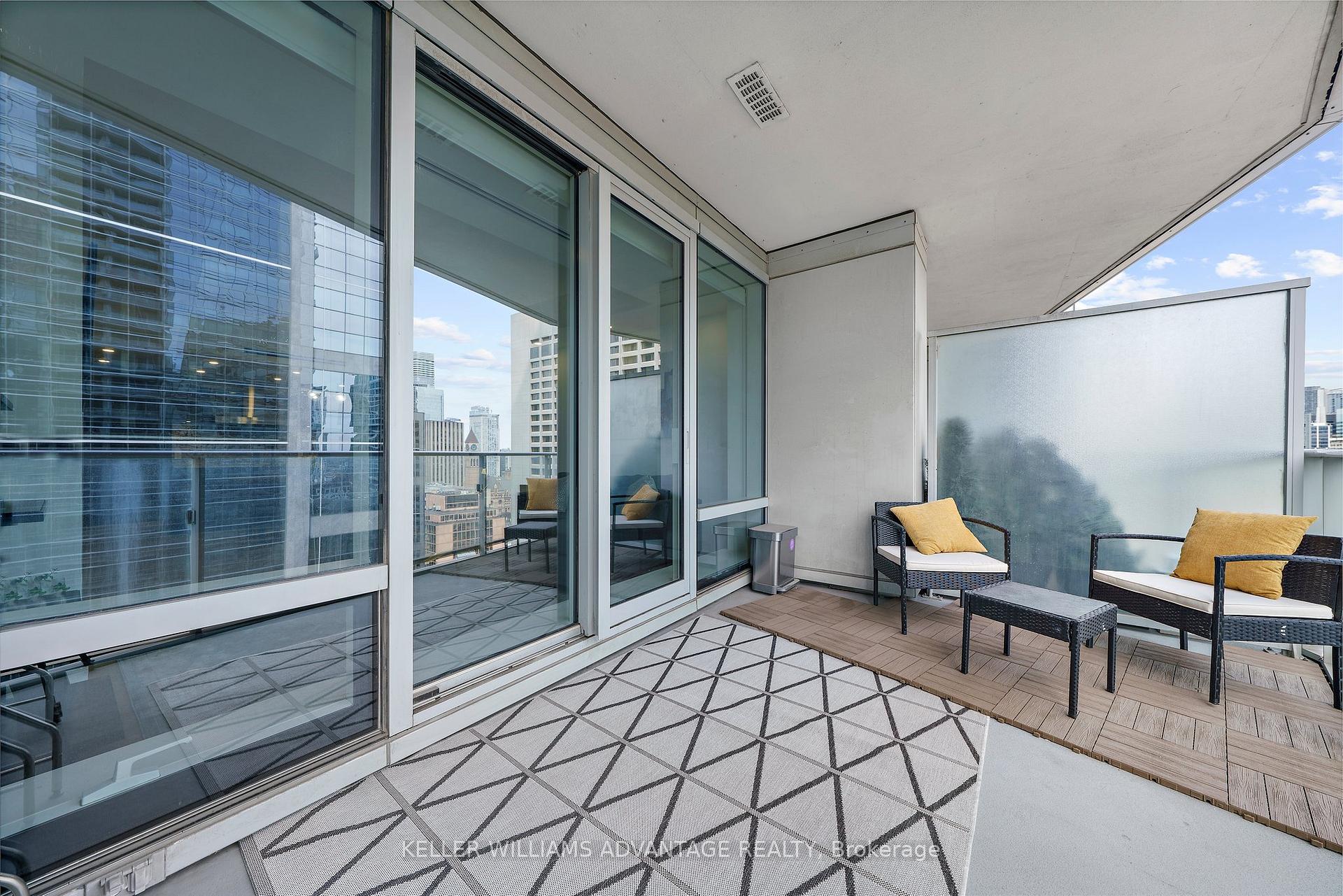 2 Bedrooms Condo at 180 University, Toronto For sale