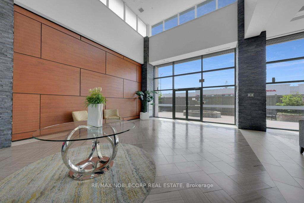 2 Bedrooms Condo at 12 Woodstream, Vaughan For sale