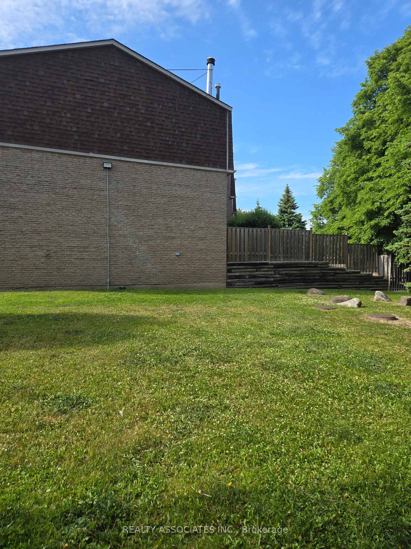 3 Bedrooms Condo at 2 Stonehill, Toronto For sale
