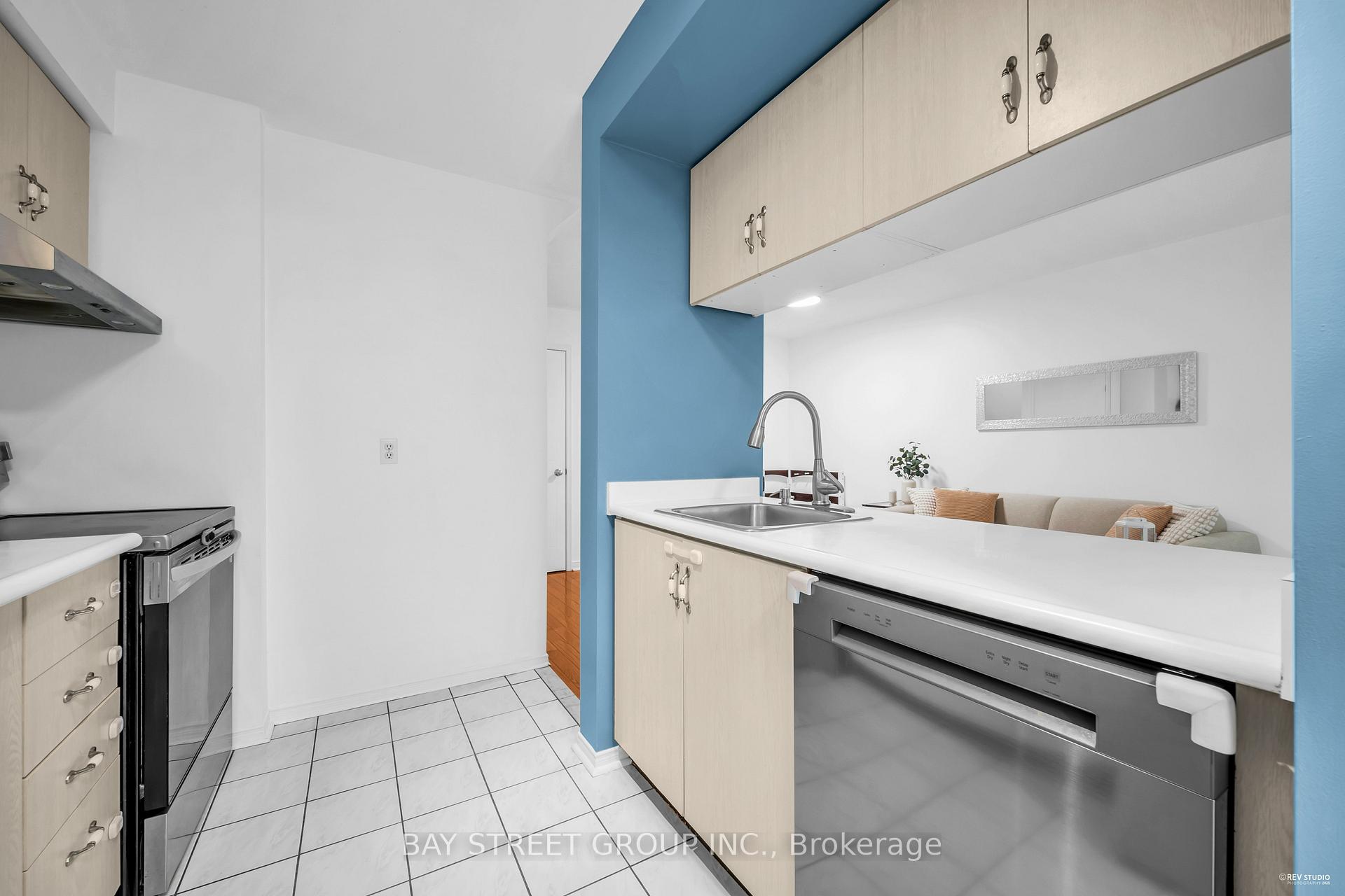3 Bedrooms Condo at 1240 Westview, Oakville For sale