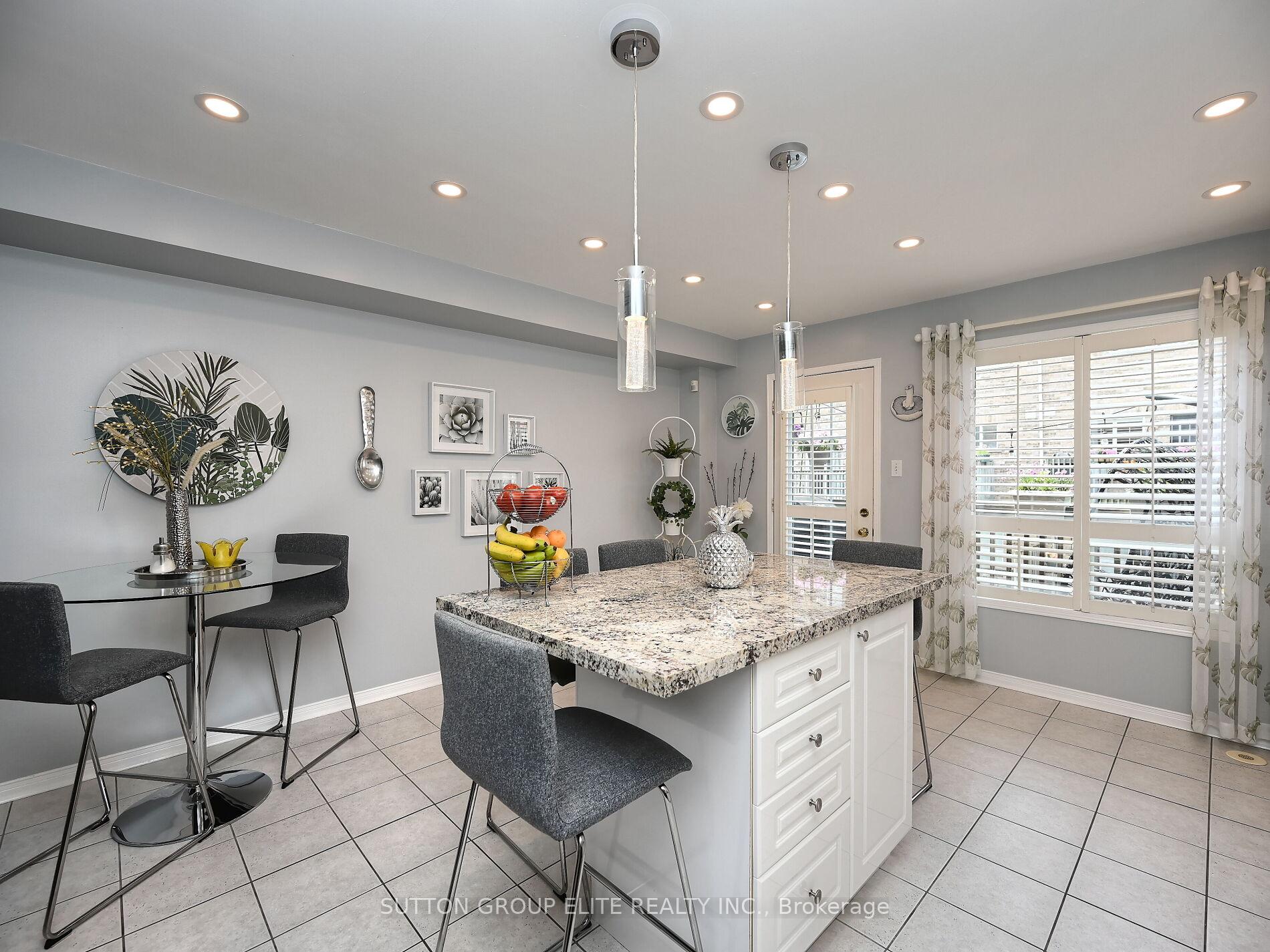 3 Bedrooms Condo at 601 Shoreline, Mississauga For sale