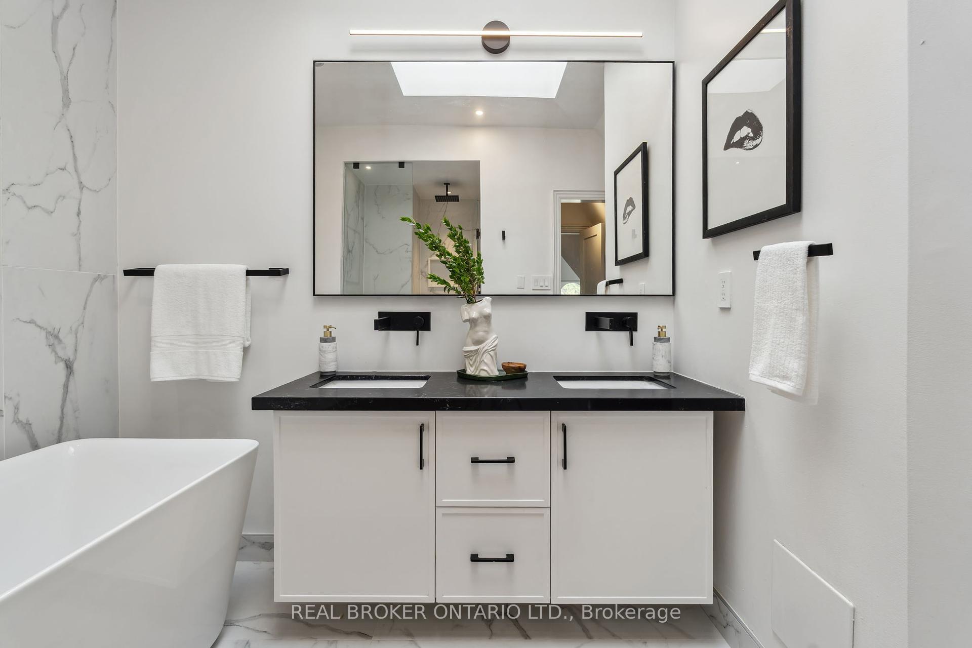 2 Bedrooms Condo at 300 Avenue, Toronto For sale