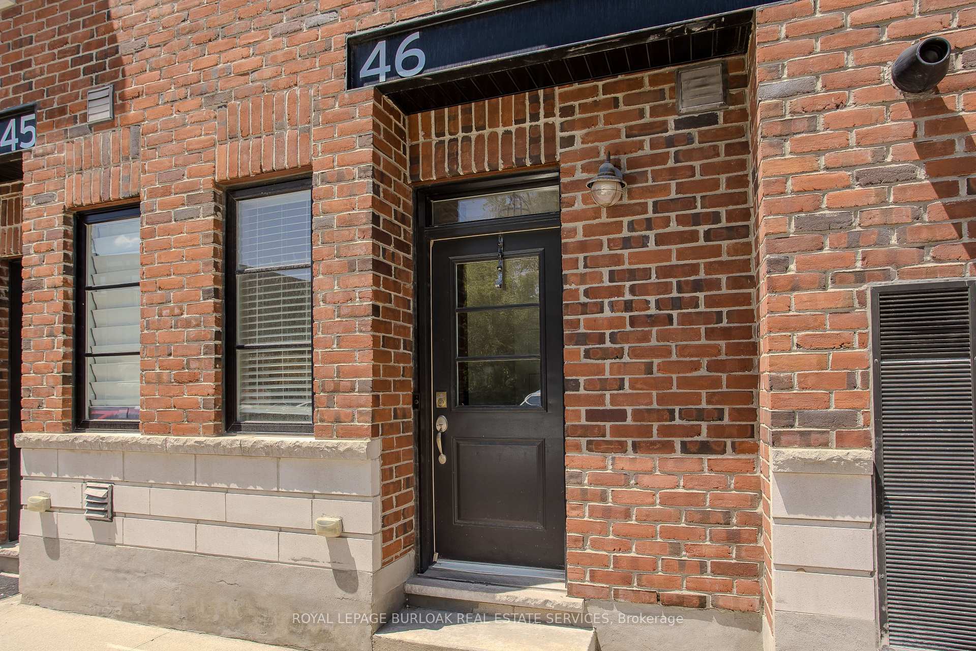 2 Bedrooms Condo at 70 Plains, Burlington For sale