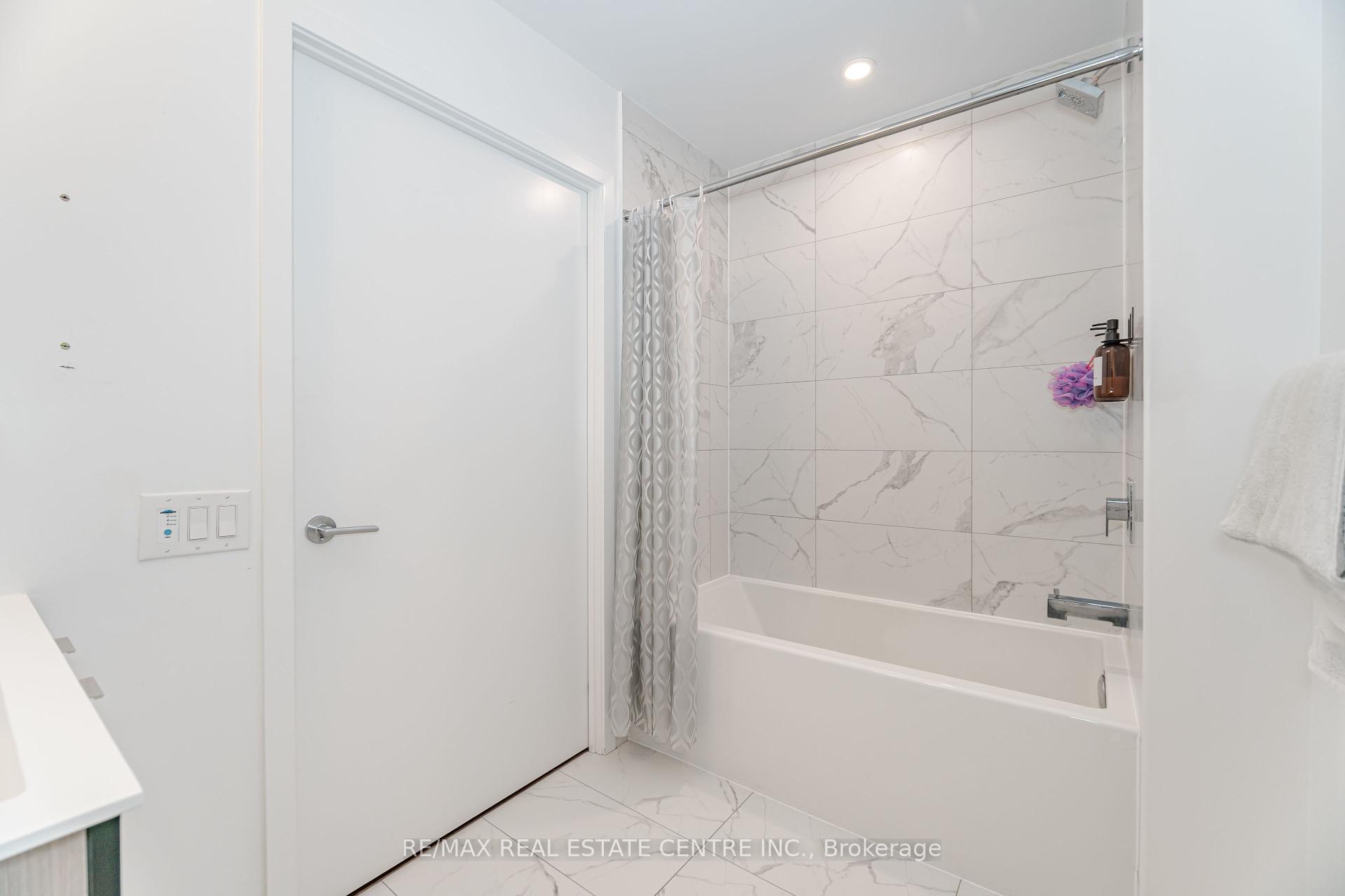 2 Bedrooms Condo at 4065 Confederation, Mississauga For sale