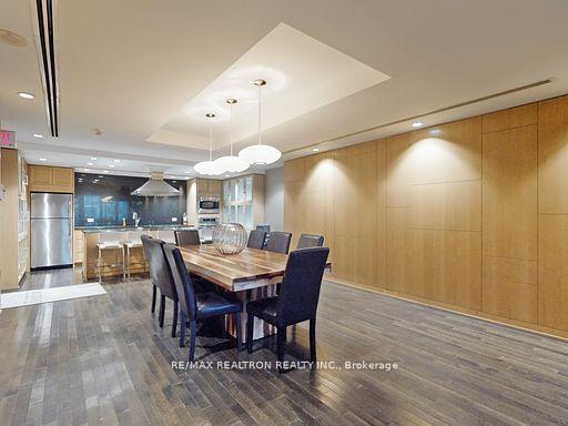 2 Bedrooms Condo at 225 Webb, Mississauga For sale