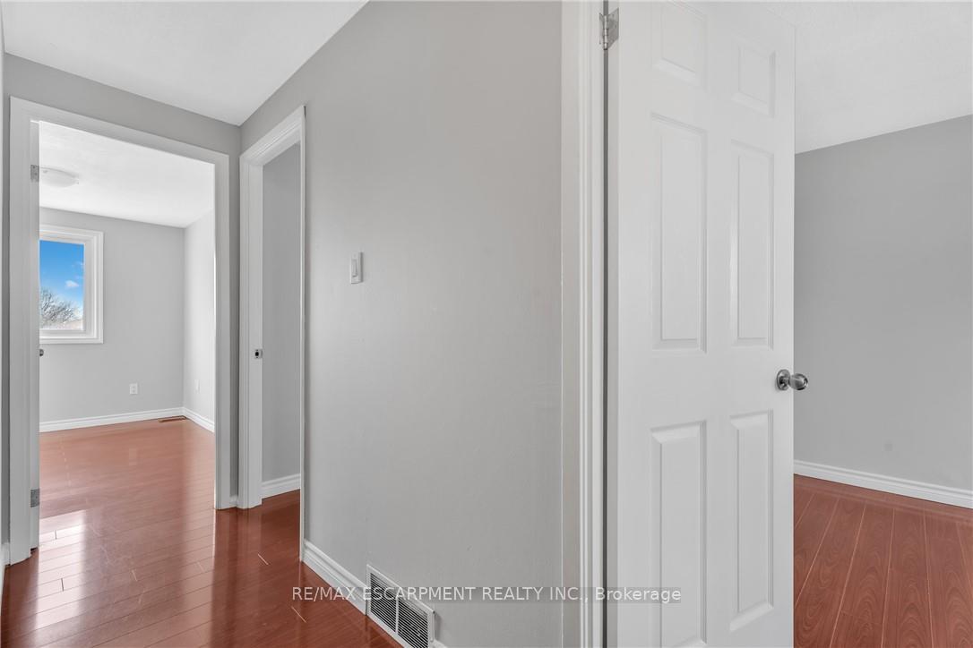 3 Bedrooms Condo at 1025 Upper Gage, Hamilton For sale