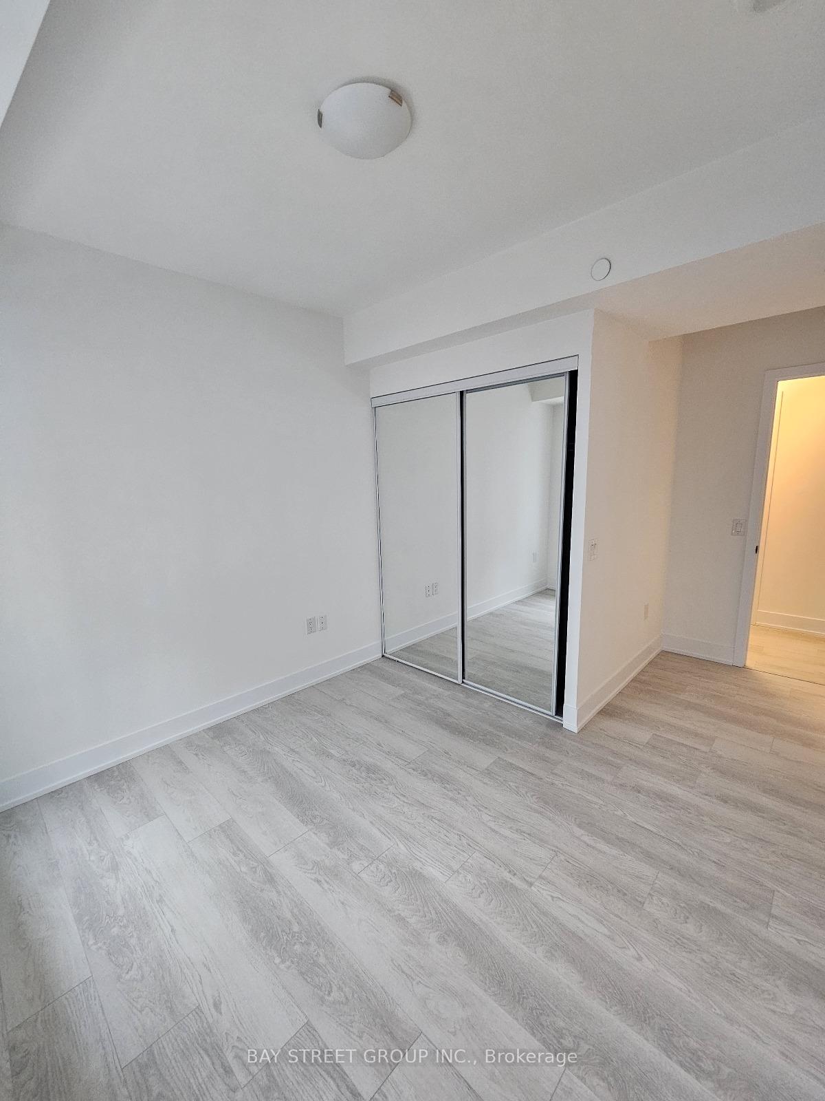 2 Bedrooms Condo at 2450 Old Bronte, Oakville For sale