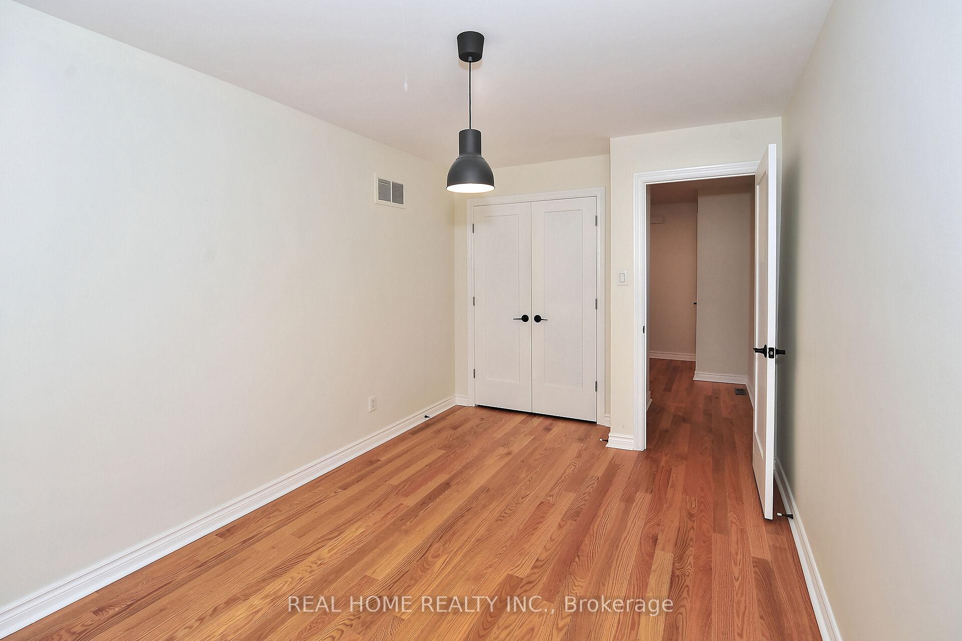 2 Bedrooms Condo at 10 Farina Mill,  Toronto For sale