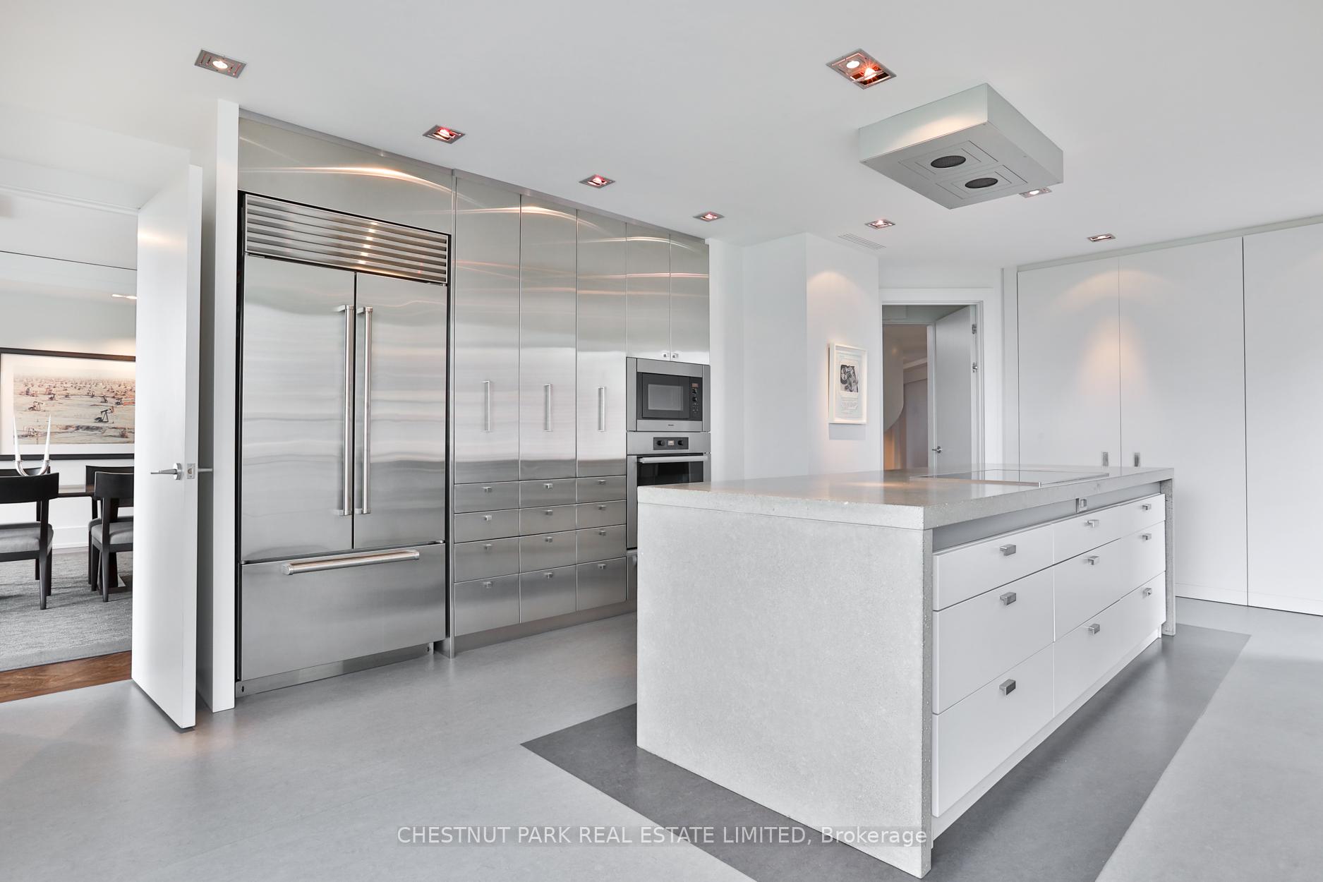 3 Bedrooms Condo at 33 Jackes,  Toronto For sale