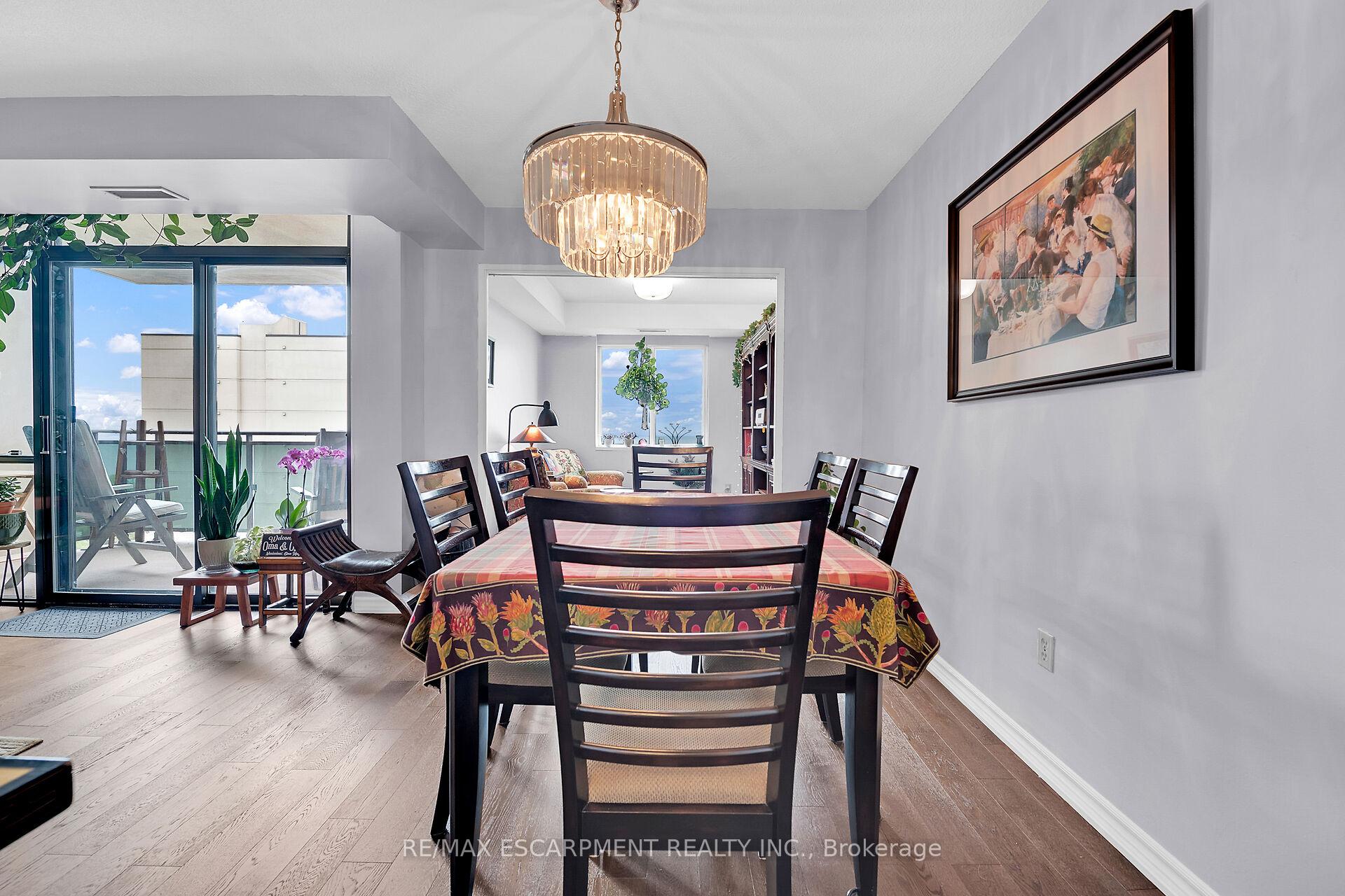 3 Bedrooms Condo at 301 Frances, Hamilton For sale
