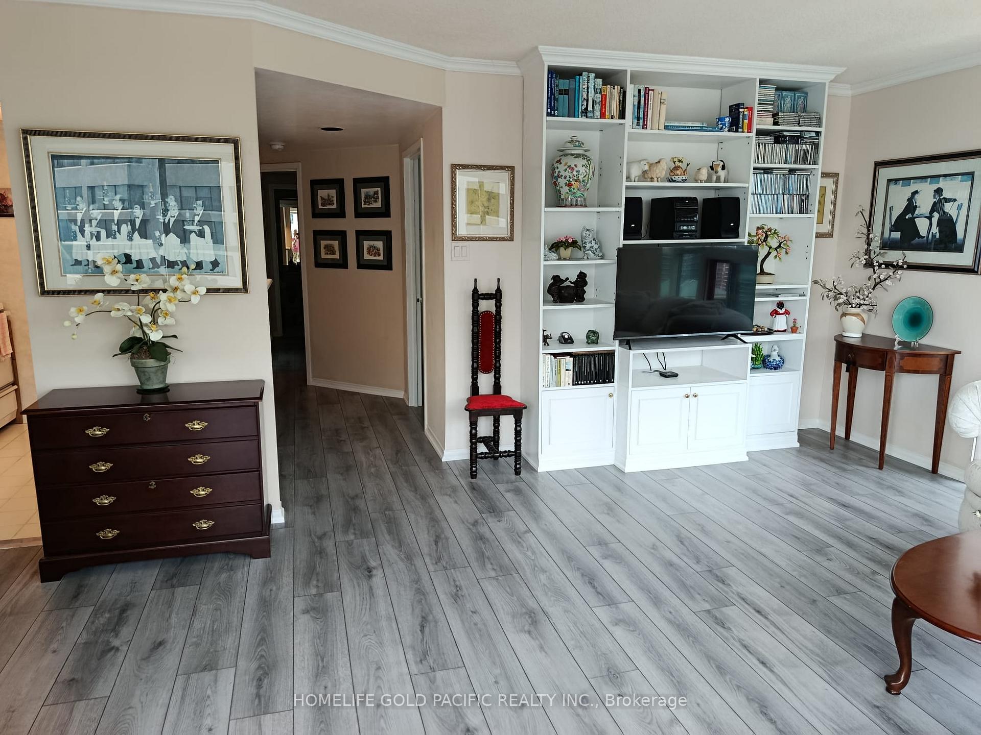 2 Bedrooms Condo at 77 Harbour, Toronto For sale