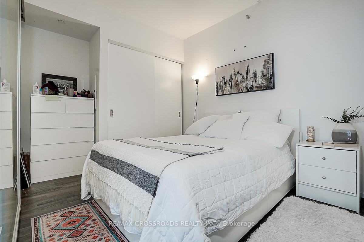2 Bedrooms Condo at 5 St Joseph, Toronto For sale