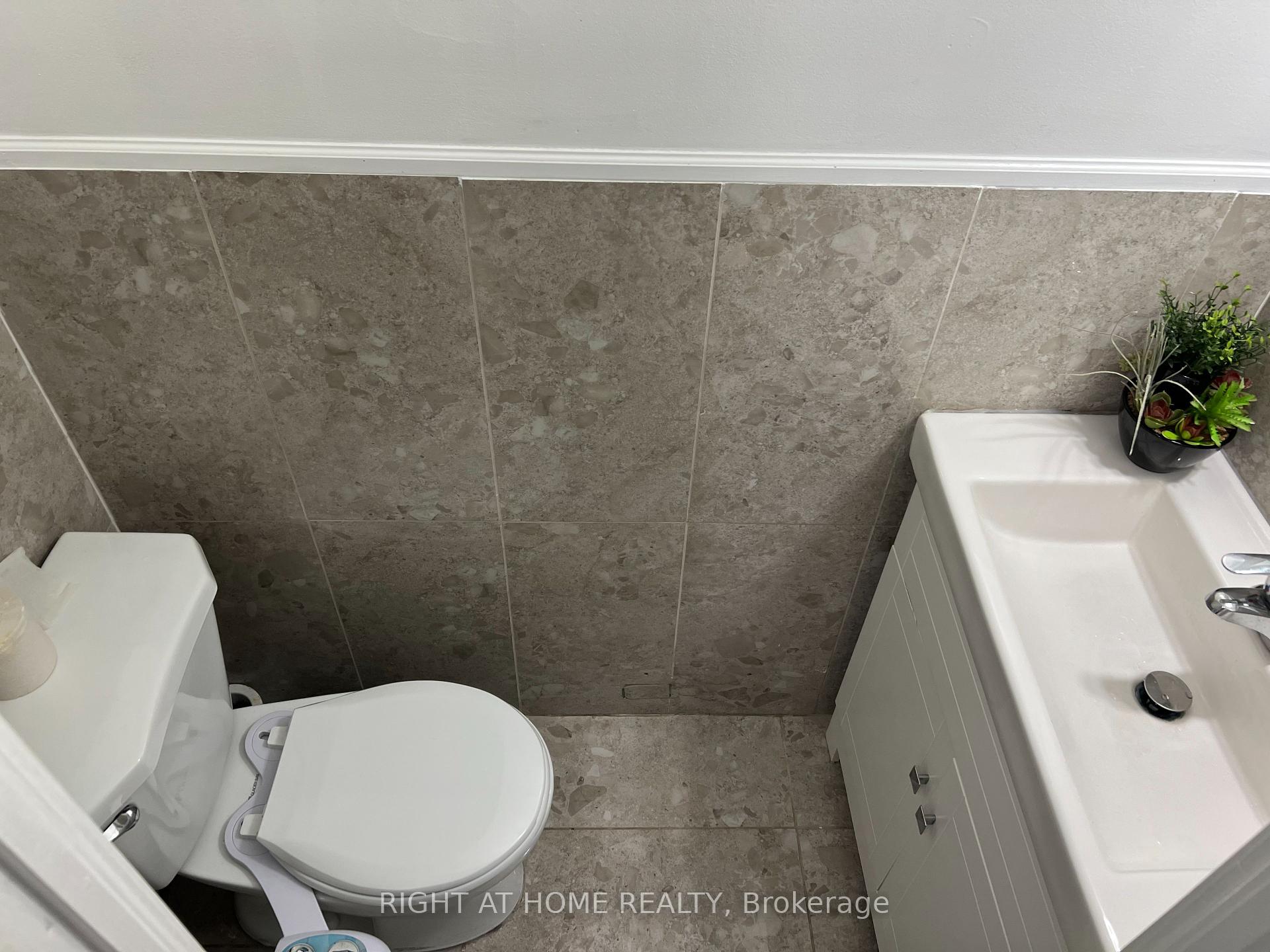 5 Bedrooms Condo at 3040 Constitution, Mississauga For sale