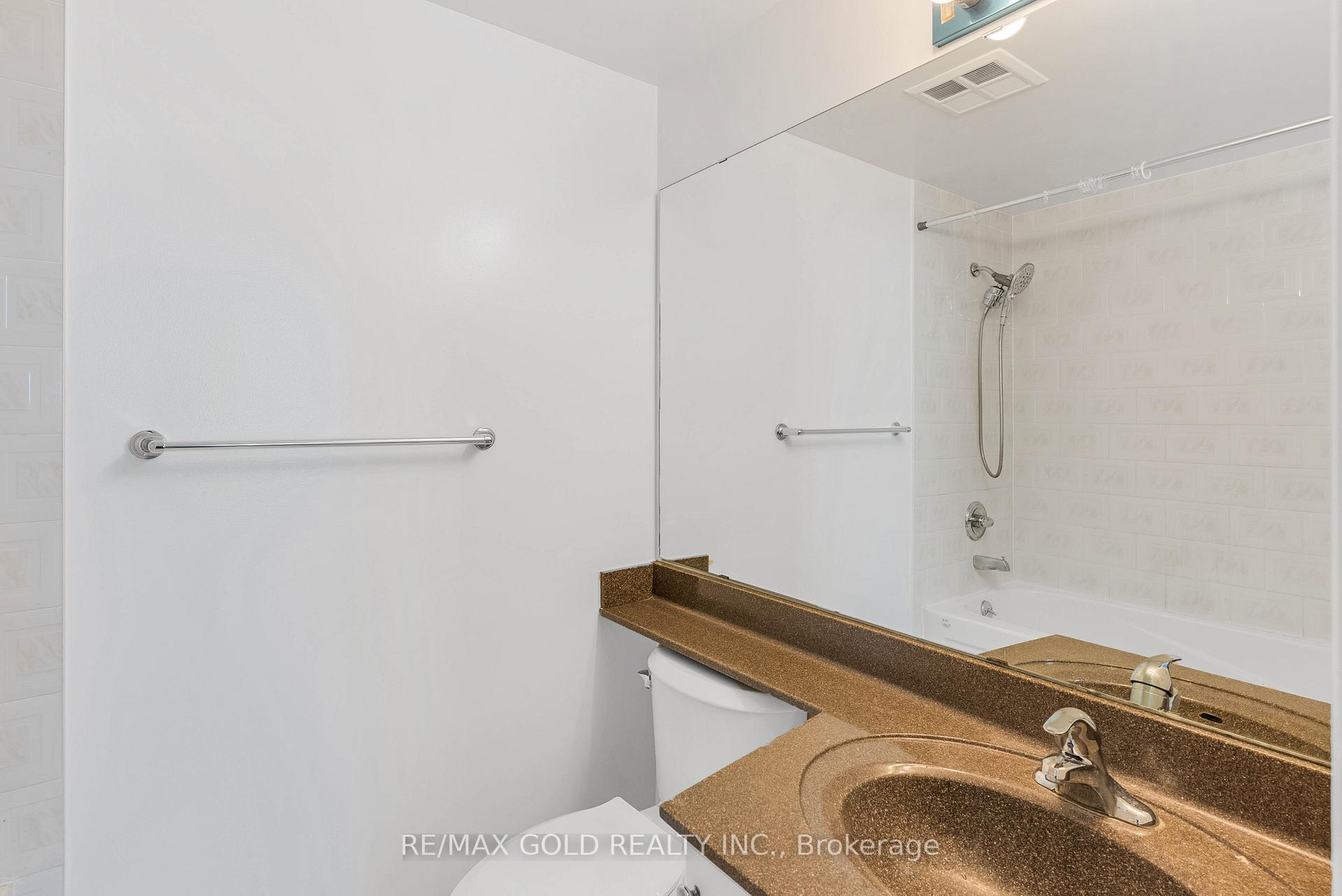 3 Bedrooms Condo at 3939 Duke Of York, Mississauga For sale