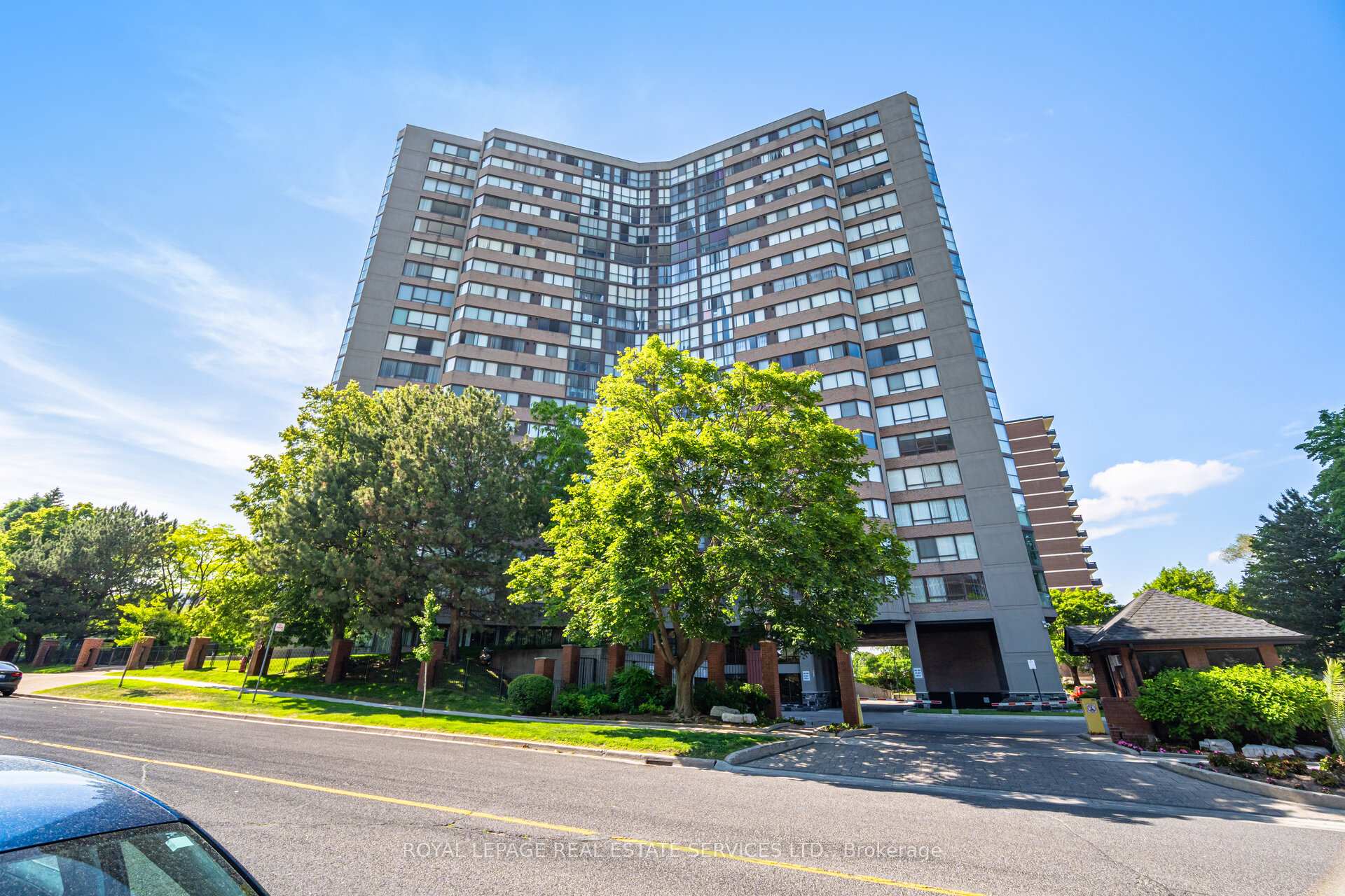 2 Bedrooms Condo at 40 Richview, Toronto For sale