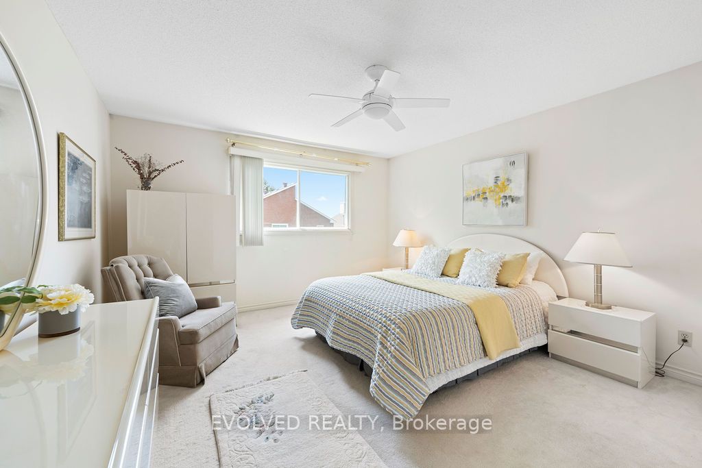 27 Hewlett Crescent