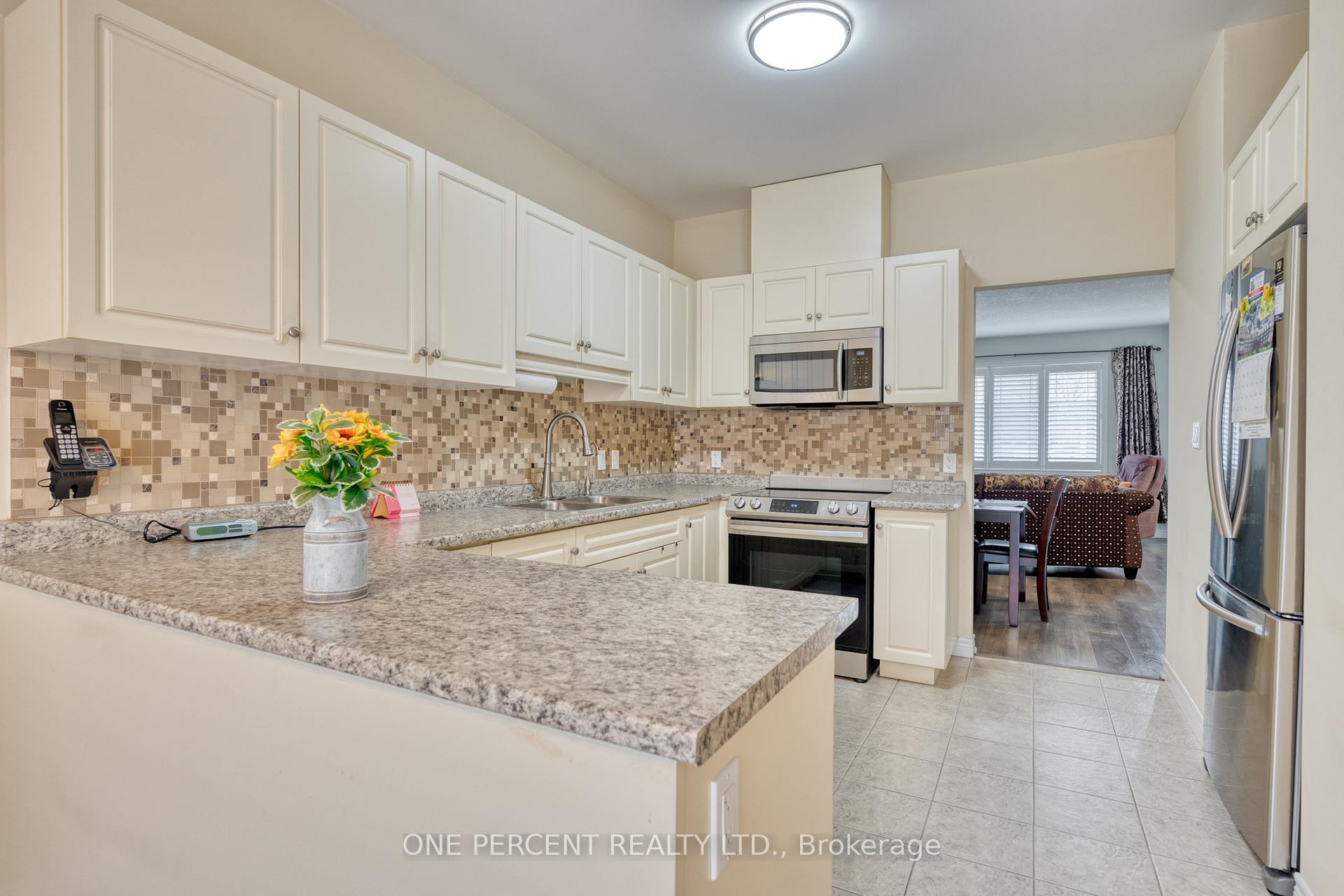 2 Bedrooms Condo at 21 Stickland, Hamilton For sale