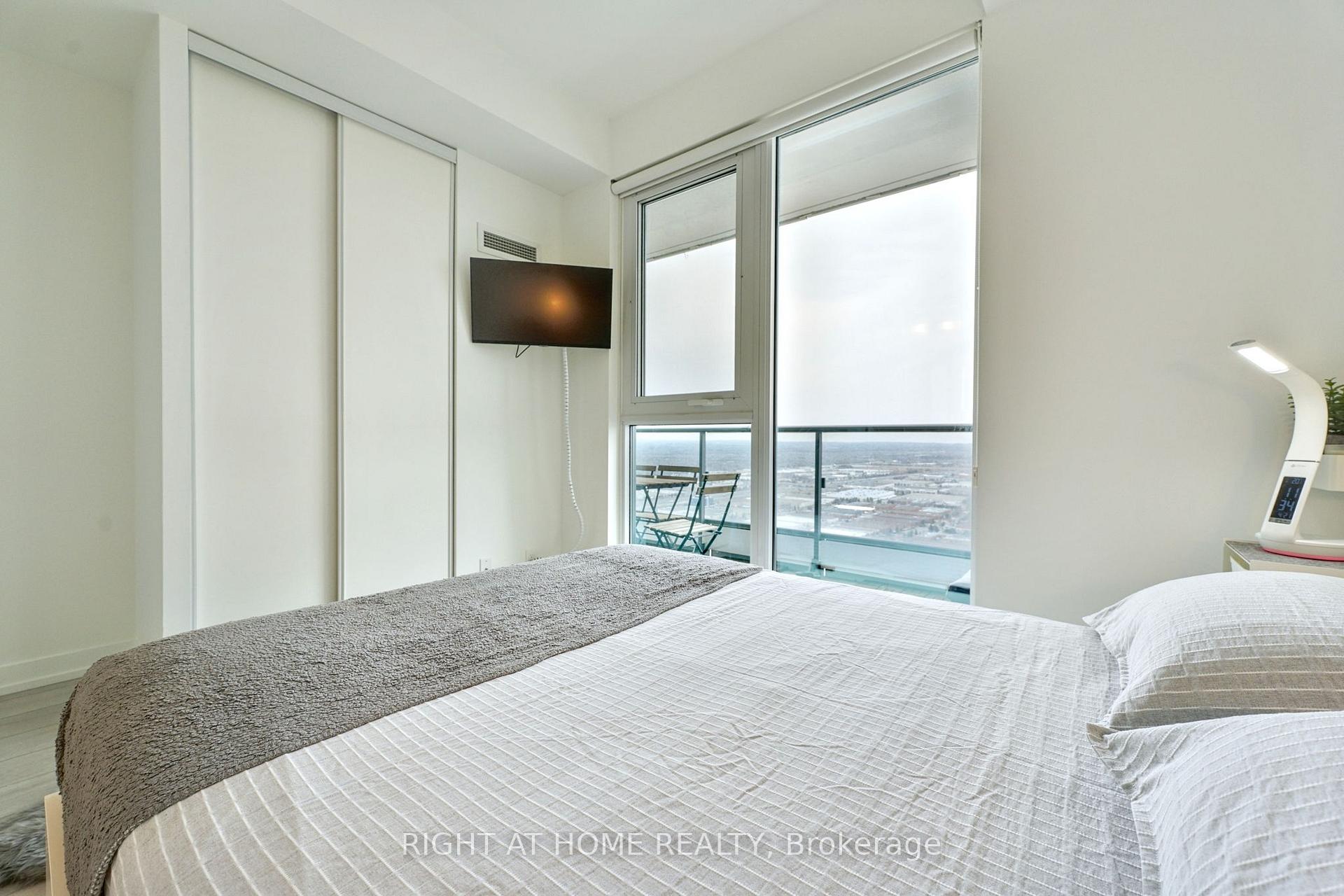 2 Bedrooms Condo at 898 Portage, Vaughan For sale