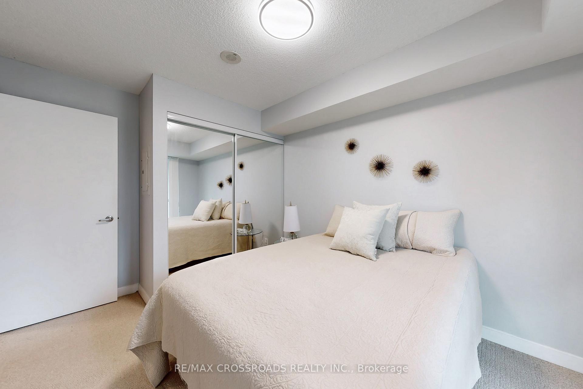2 Bedrooms Condo at 33 Bay, Toronto For sale