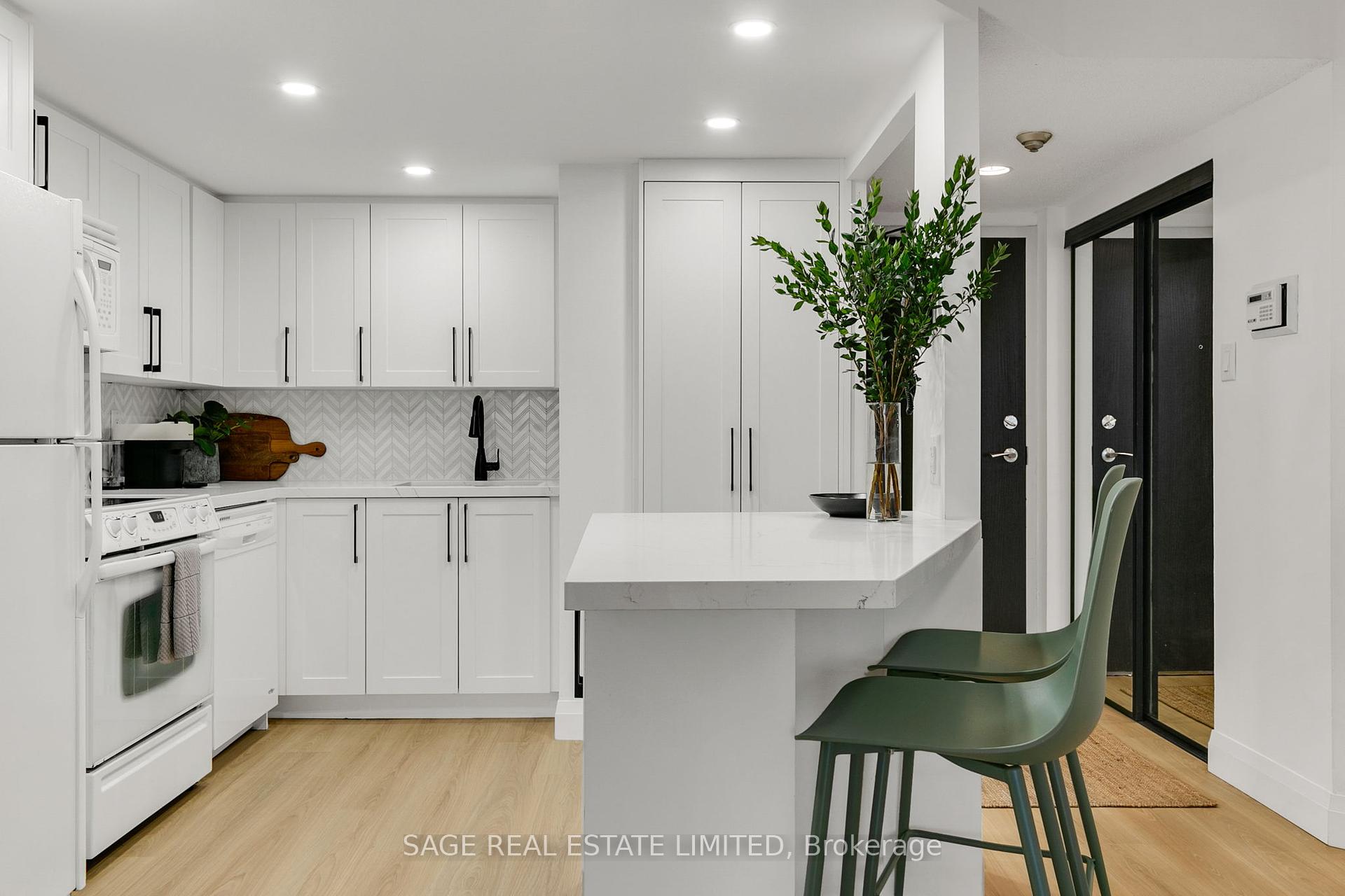 2 Bedrooms Condo at 15 Maitland, Toronto For sale
