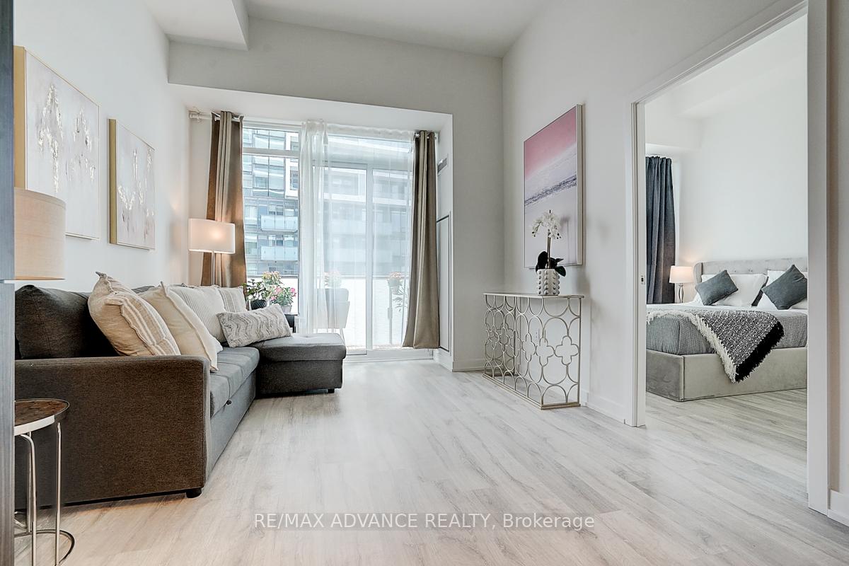 2 Bedrooms Condo at 7 Golden Lion, Toronto For sale