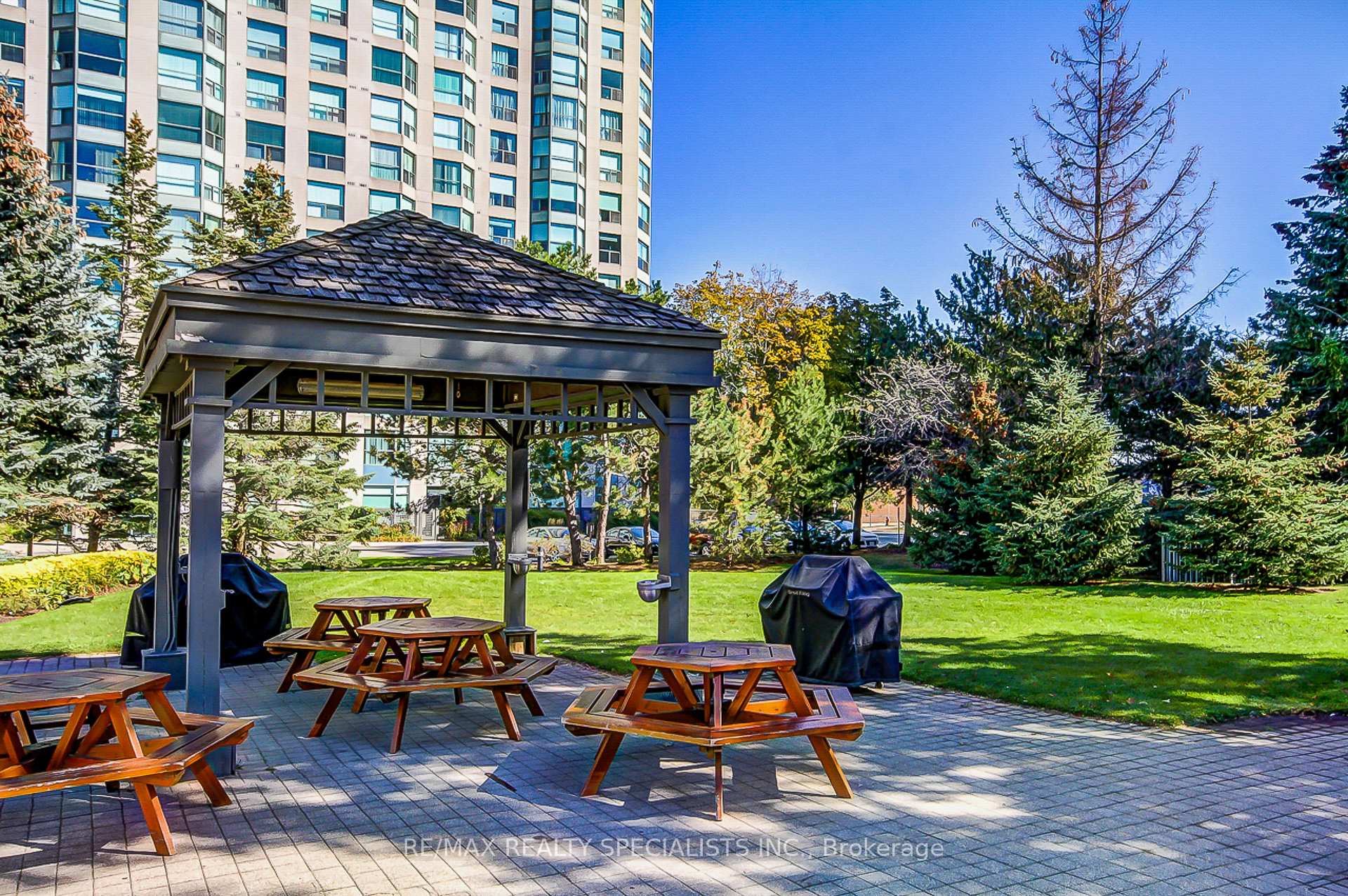 2 Bedrooms Condo at 2177 Burnhamthorpe, Mississauga For sale