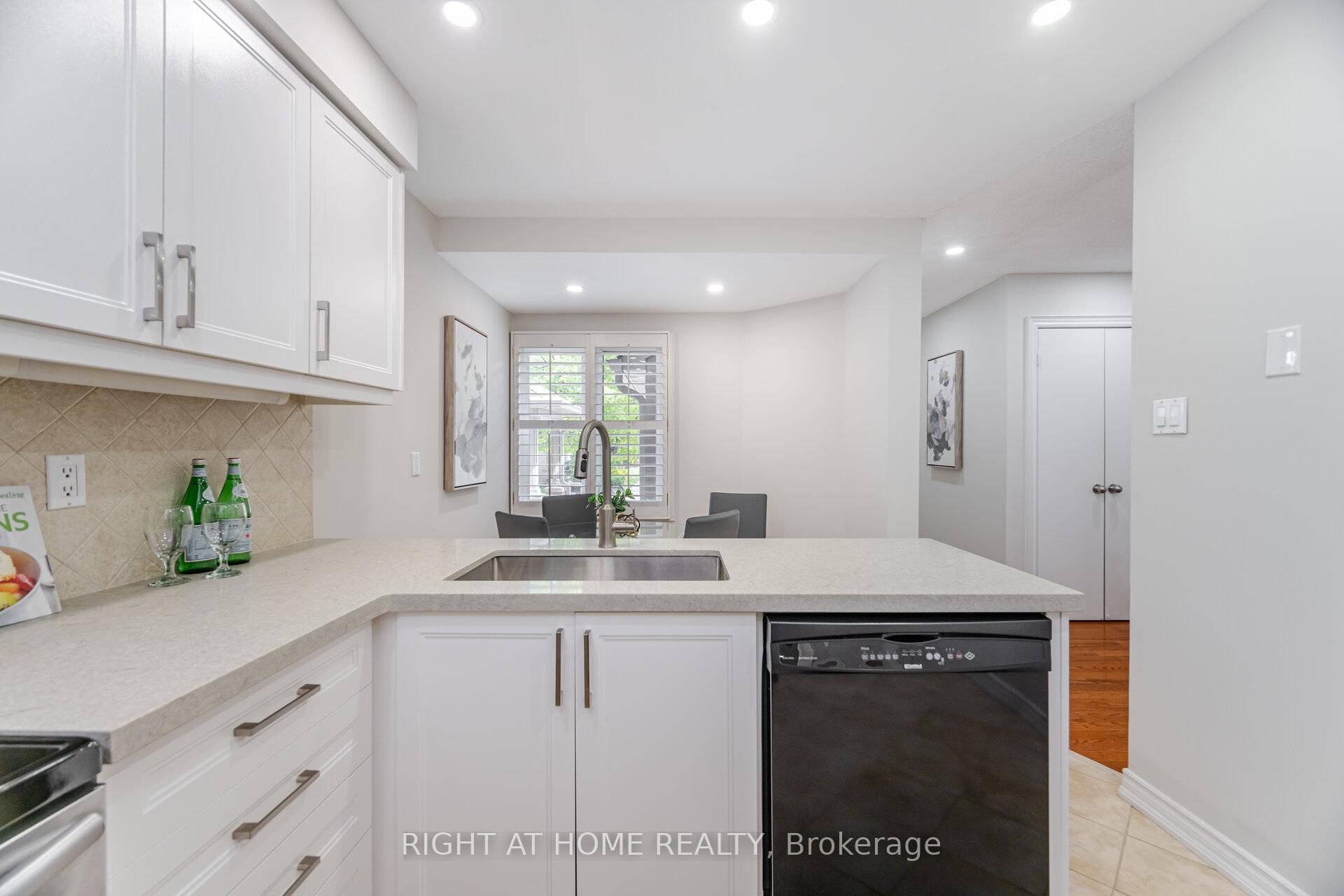 3 Bedrooms Condo at 3600 Colonial, Mississauga For sale