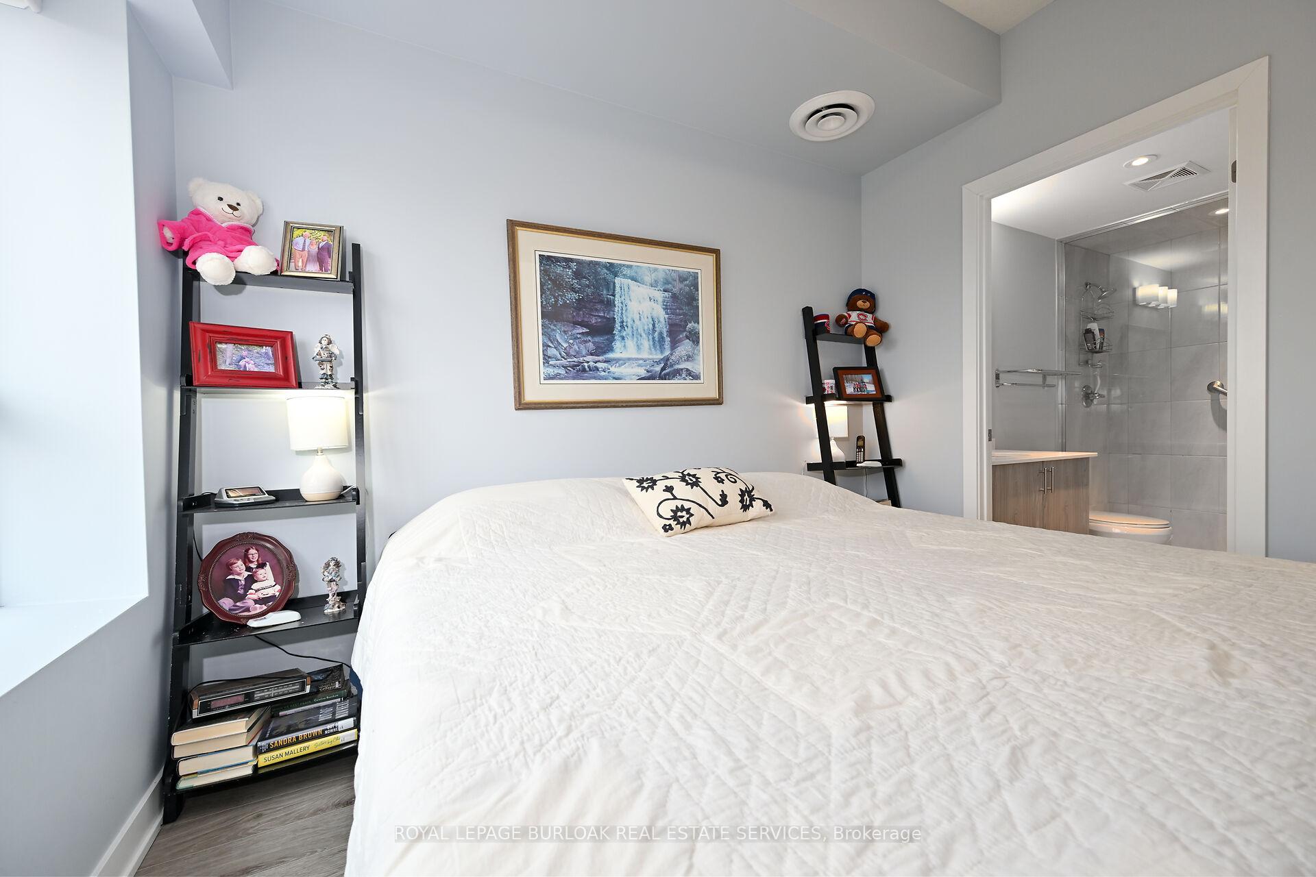 2 Bedrooms Condo at 16 Markle,  Hamilton For sale