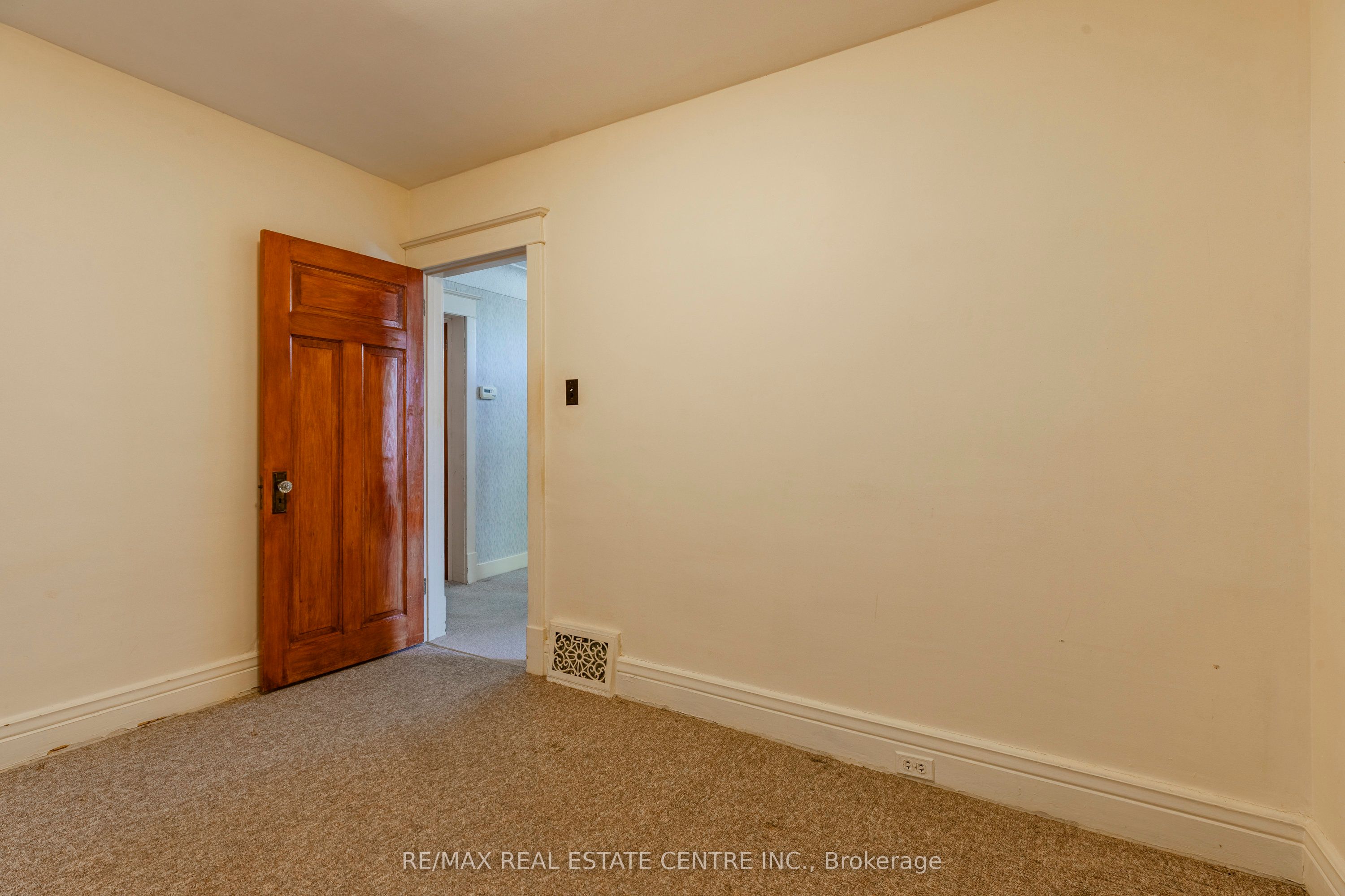 27 Barons Avenue N