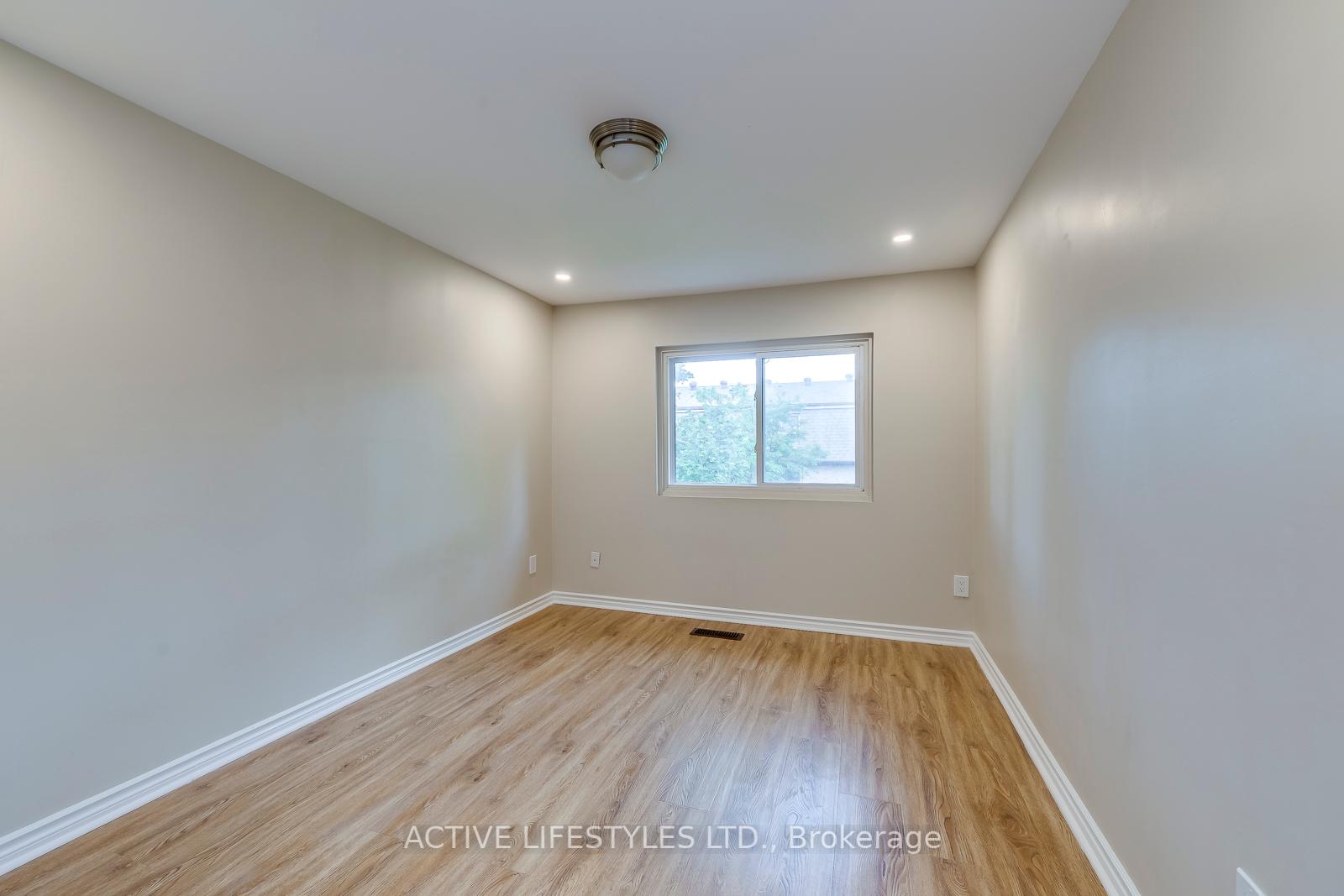 4 Bedrooms Condo at 2301 Derry, Mississauga For sale