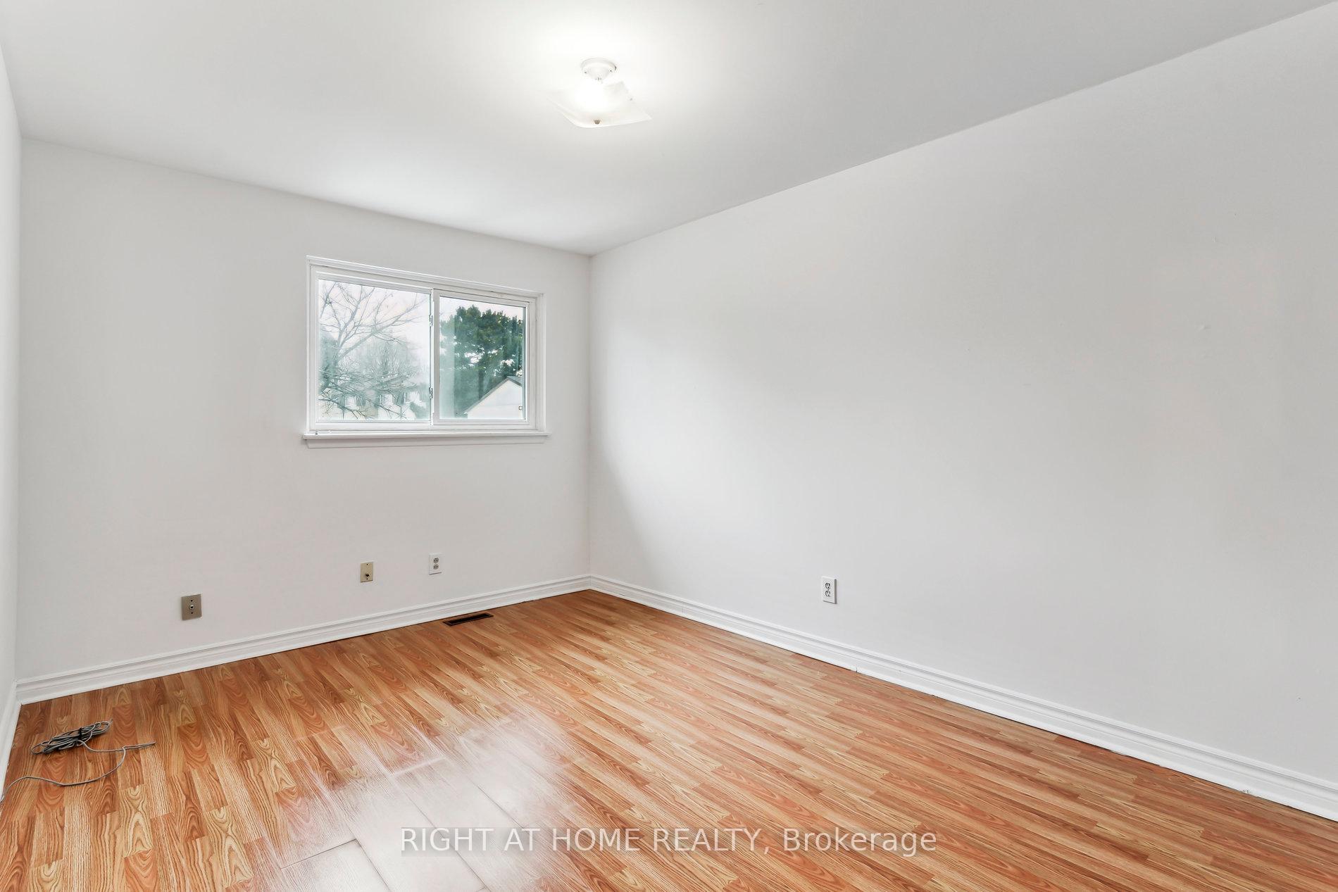 6 Bedrooms Condo at 44 Chester Le, Toronto For sale