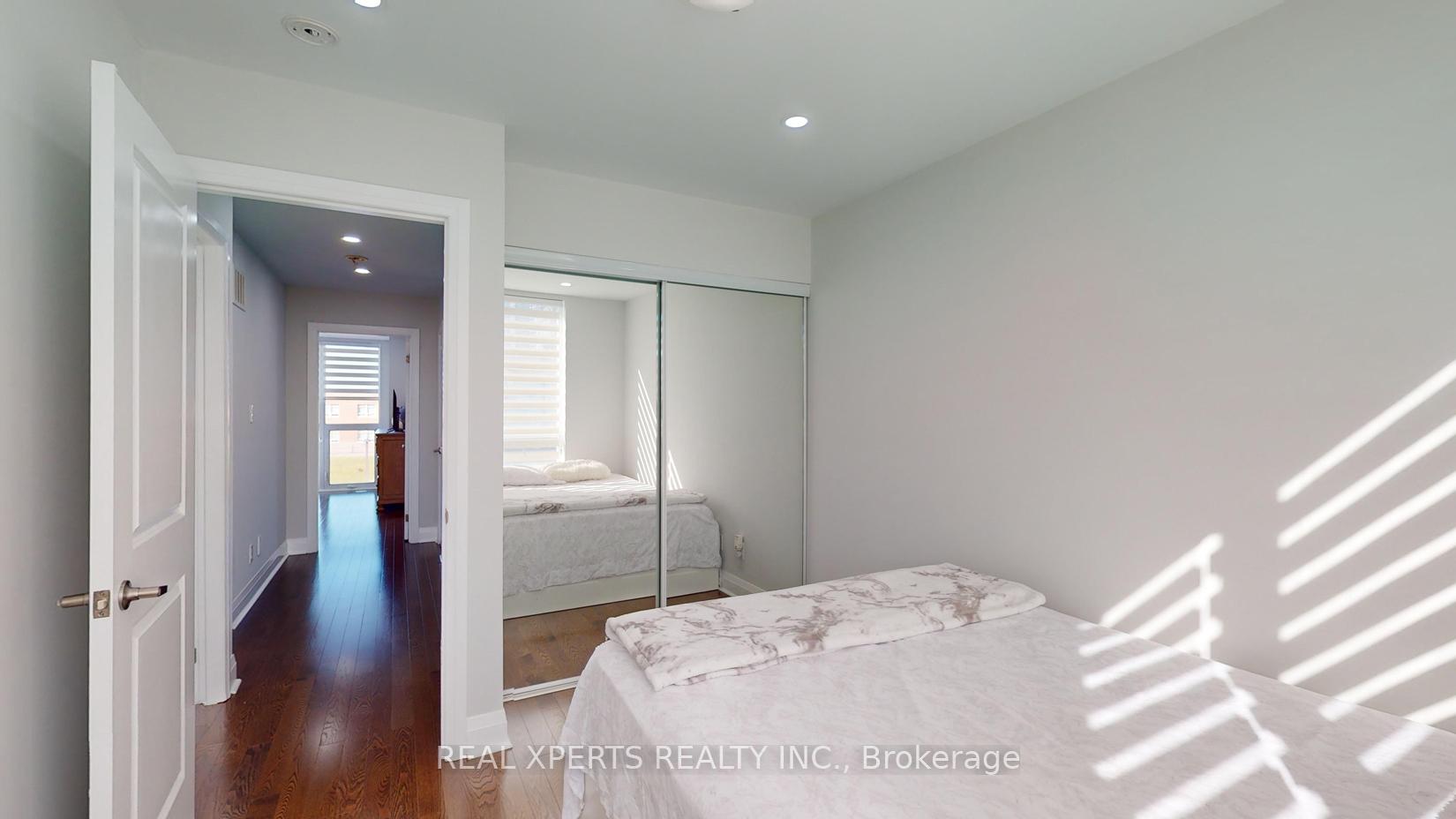 4 Bedrooms Condo at 90 Little Creek,  Mississauga For sale